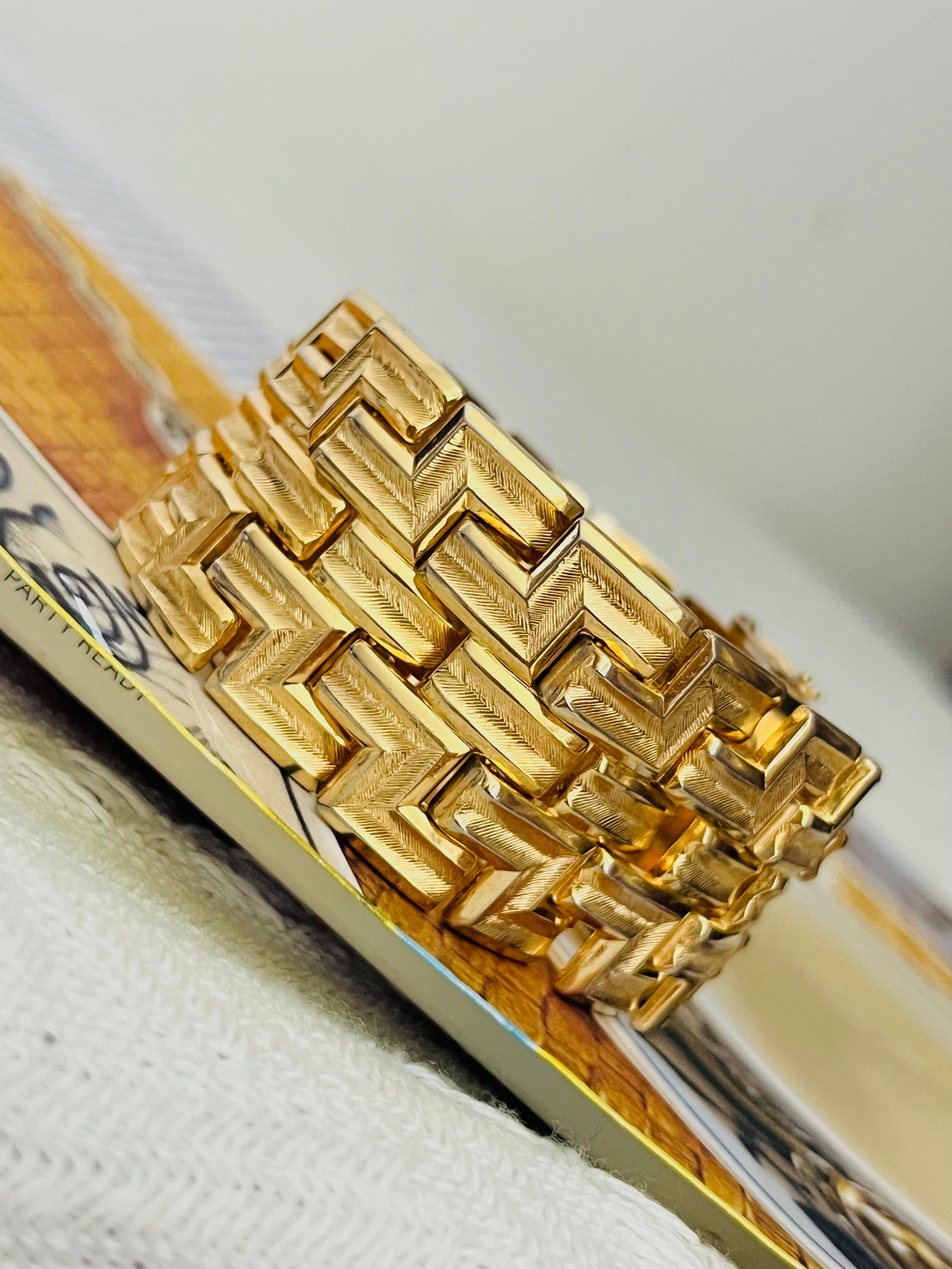 Christian Dior GROSSE 1958 Unisex Bracciale a bracciale con catena modernista, placcato oro, con maglie a Z intrecciate e traforate 

Condizioni eccellenti. Solo leggeri graffi o perdita di colore vicino alla chiusura, appena percettibili. 100%