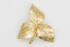 Christian Dior GROSSE 1959 Spilla d'oro con tre Trio di foglie ondeggianti e vivaci