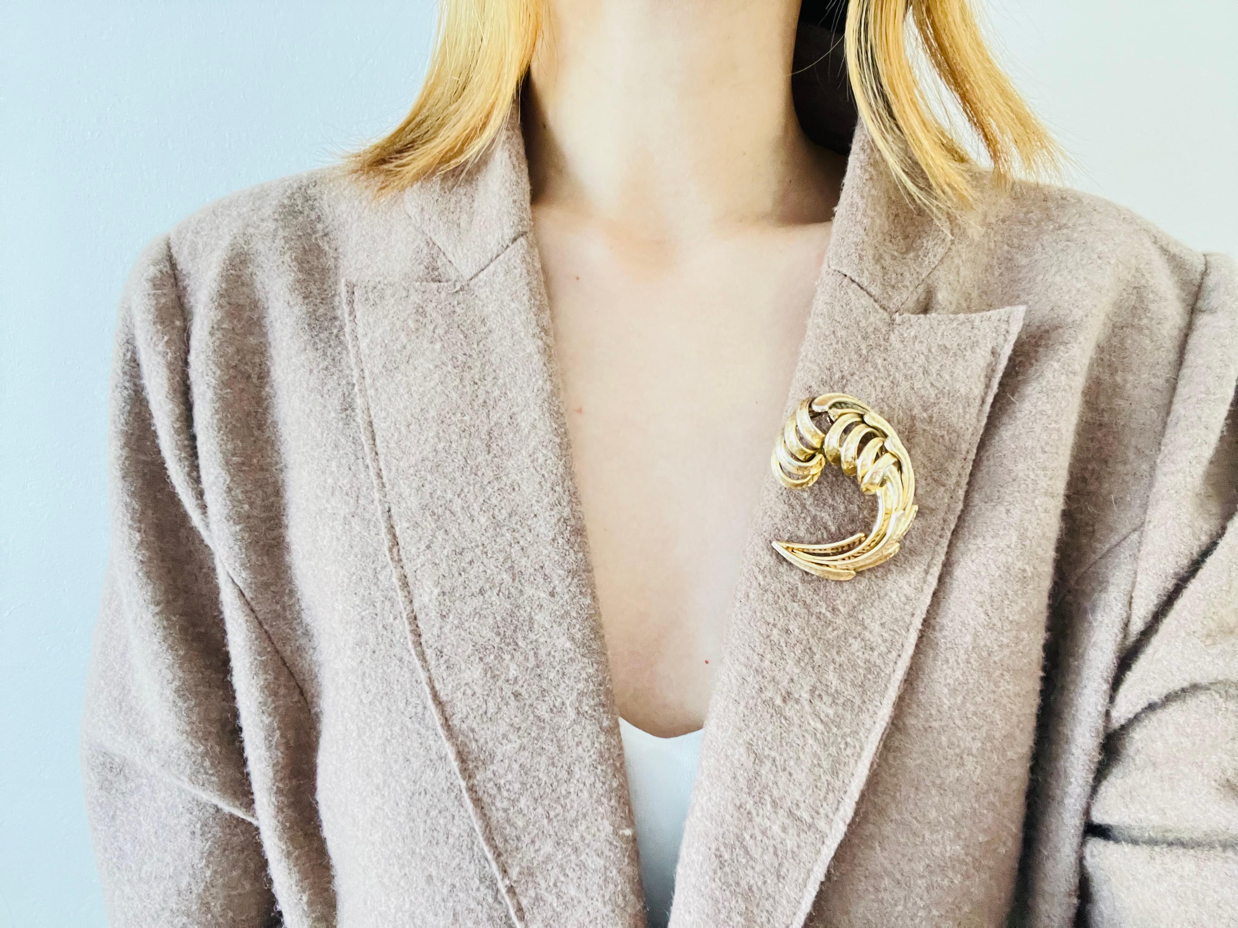 Christian Dior GROSSE 1959 Vintage Extra Large Openwork Swirl Twist Gold Brooch In Good Condition For Sale In Wokingham, England