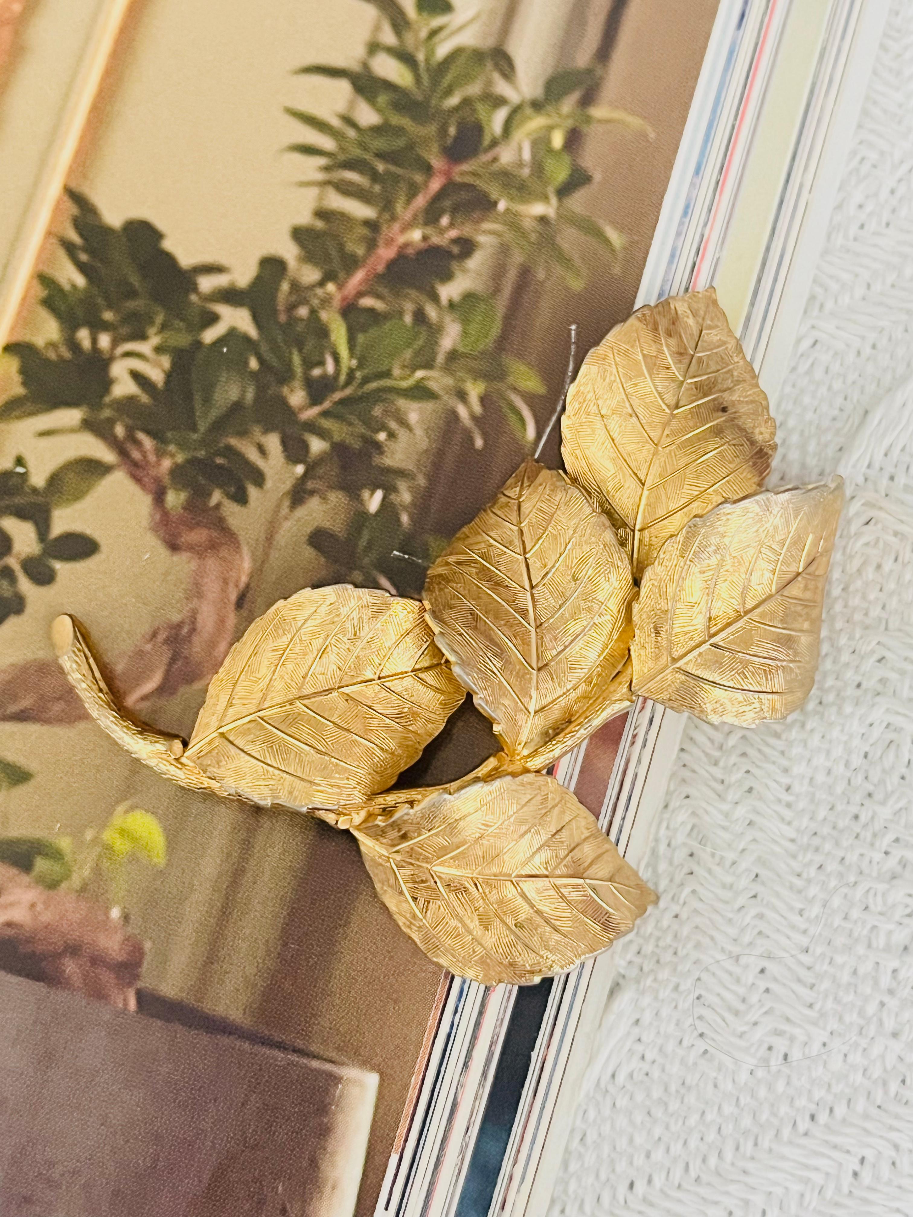 Art déco Christian Dior GROSSE 1959 Vintage Large Vivid Swirl Wavy Five Leaf Gold Brooch en vente