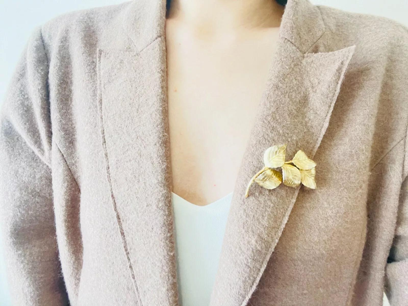 Christian Dior GROSSE 1959 Vintage Large Vivid Swirl Wavy Five Leaf Gold Brooch Unisexe en vente