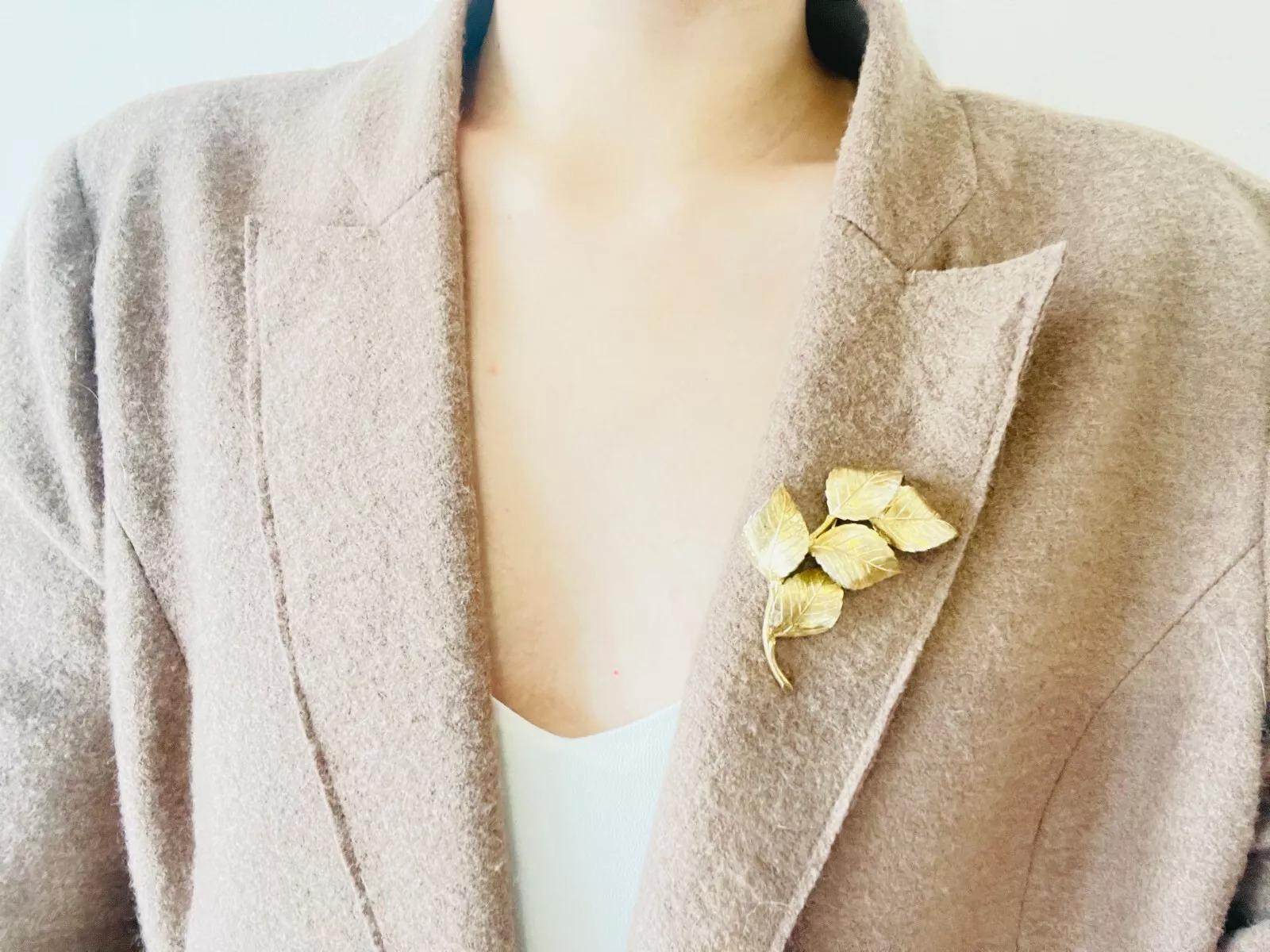 Christian Dior GROSSE 1959 Vintage Large Vivid Swirl Wavy Five Leaf Gold Brooch en vente 1