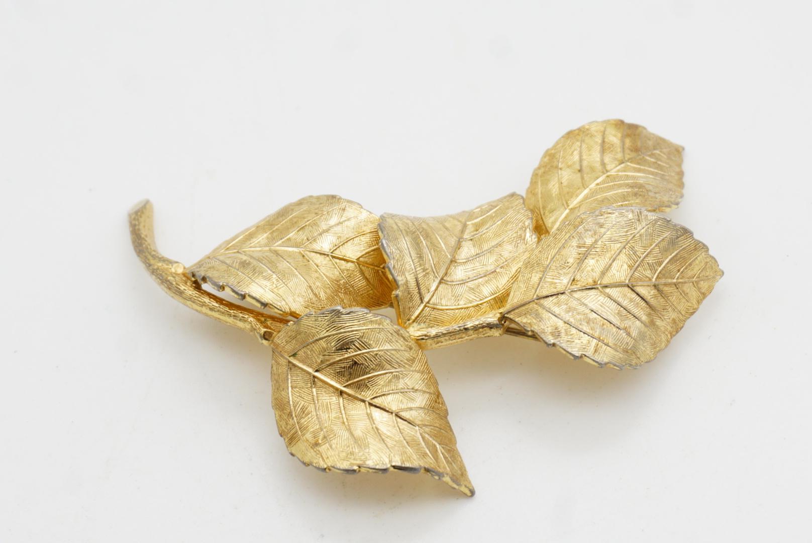 Christian Dior GROSSE 1959 Vintage Large Vivid Swirl Wavy Five Leaf Gold Brooch en vente 3
