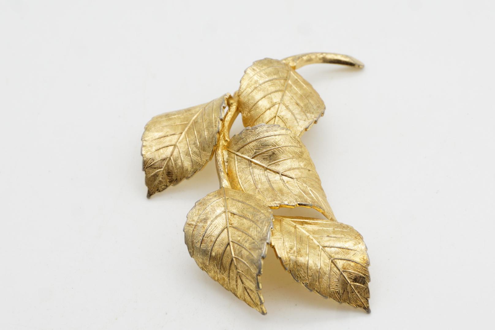 Christian Dior GROSSE 1959 Vintage Large Vivid Swirl Wavy Five Leaf Gold Brooch en vente 4