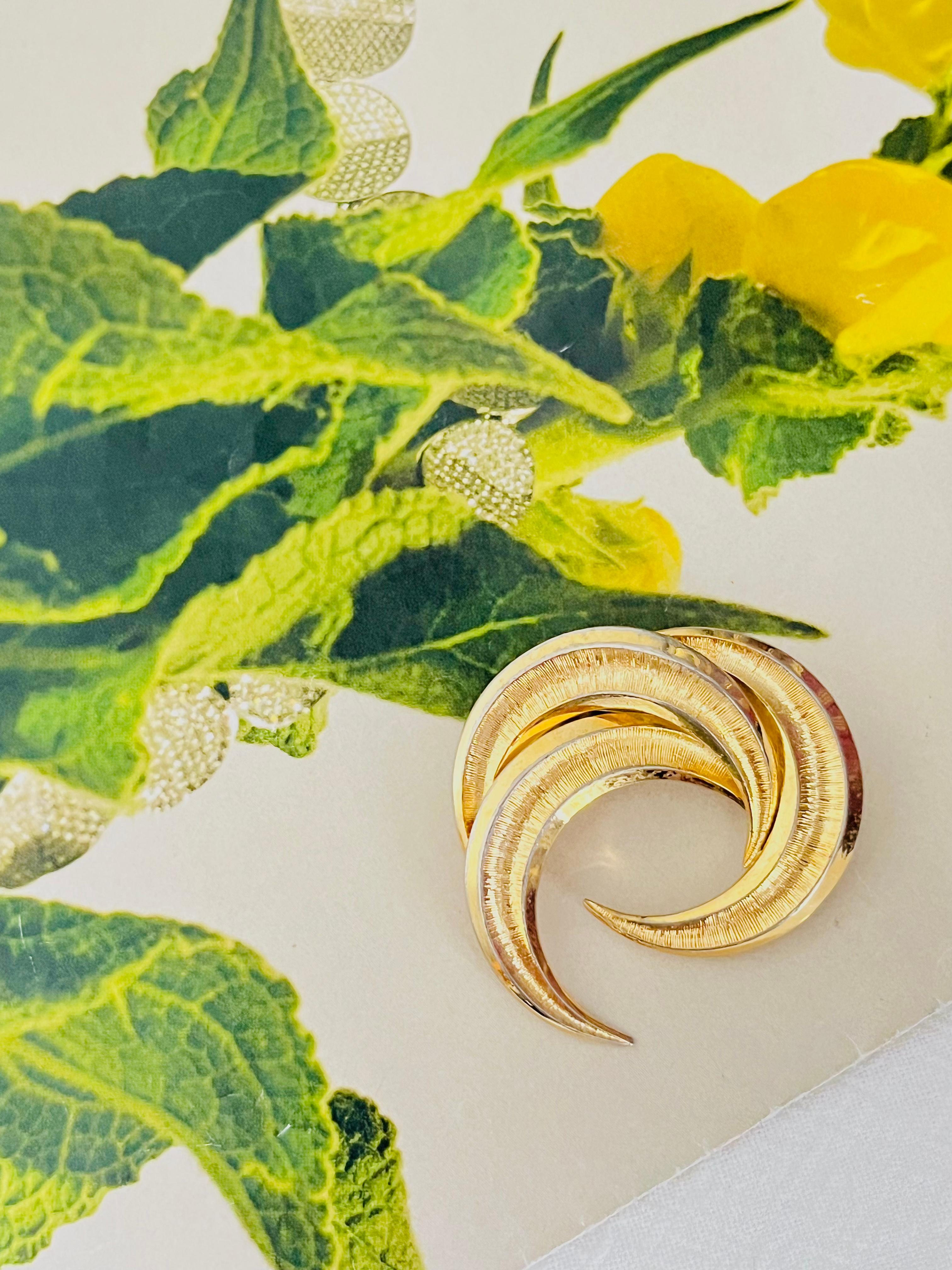 Art Nouveau Christian Dior GROSSE 1959 Vintage Trio Moon Crescent Twist Spiral Gold Brooch For Sale