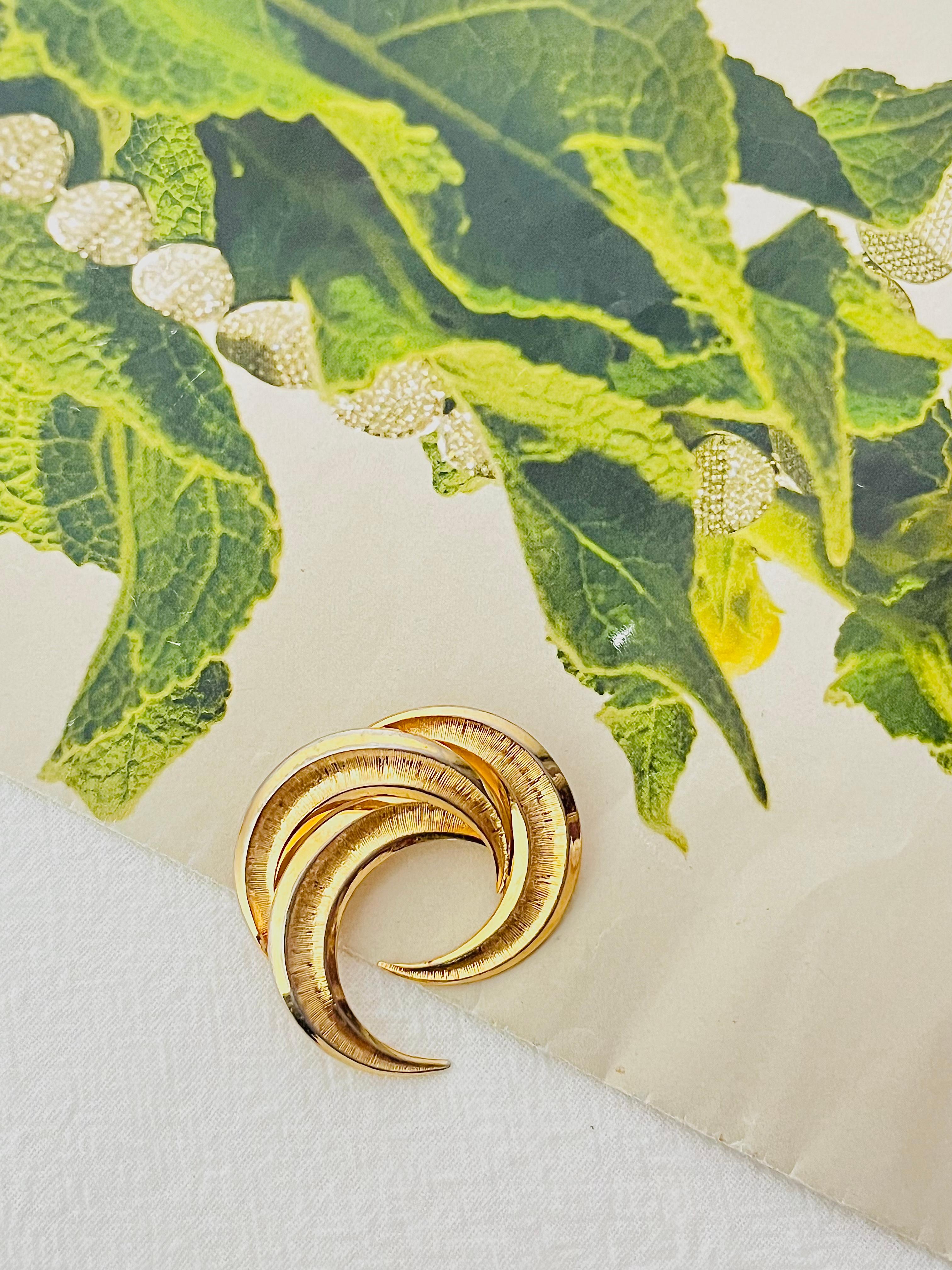 Christian Dior Grosse 1959 Vintage Trio Moon Crescent Twist Spiral Gold Brooch Unisexe en vente
