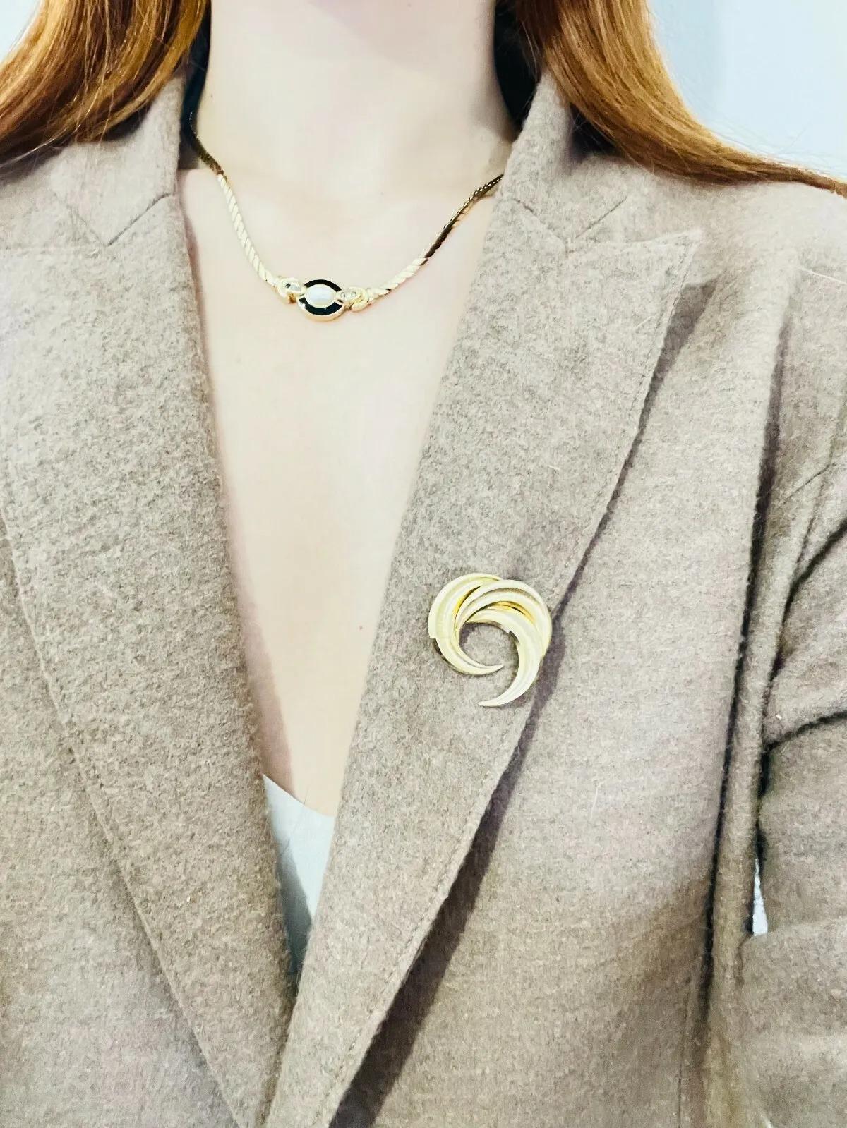 Christian Dior Grosse 1959 Vintage Trio Moon Crescent Twist Spiral Gold Brooch en vente 1