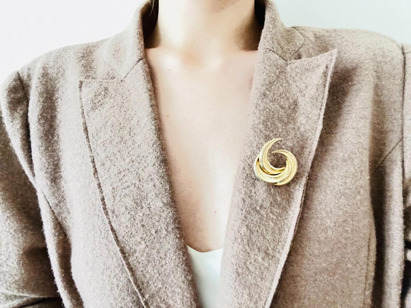 Christian Dior Grosse 1959 Vintage Trio Moon Crescent Twist Spiral Gold Brooch en vente 2