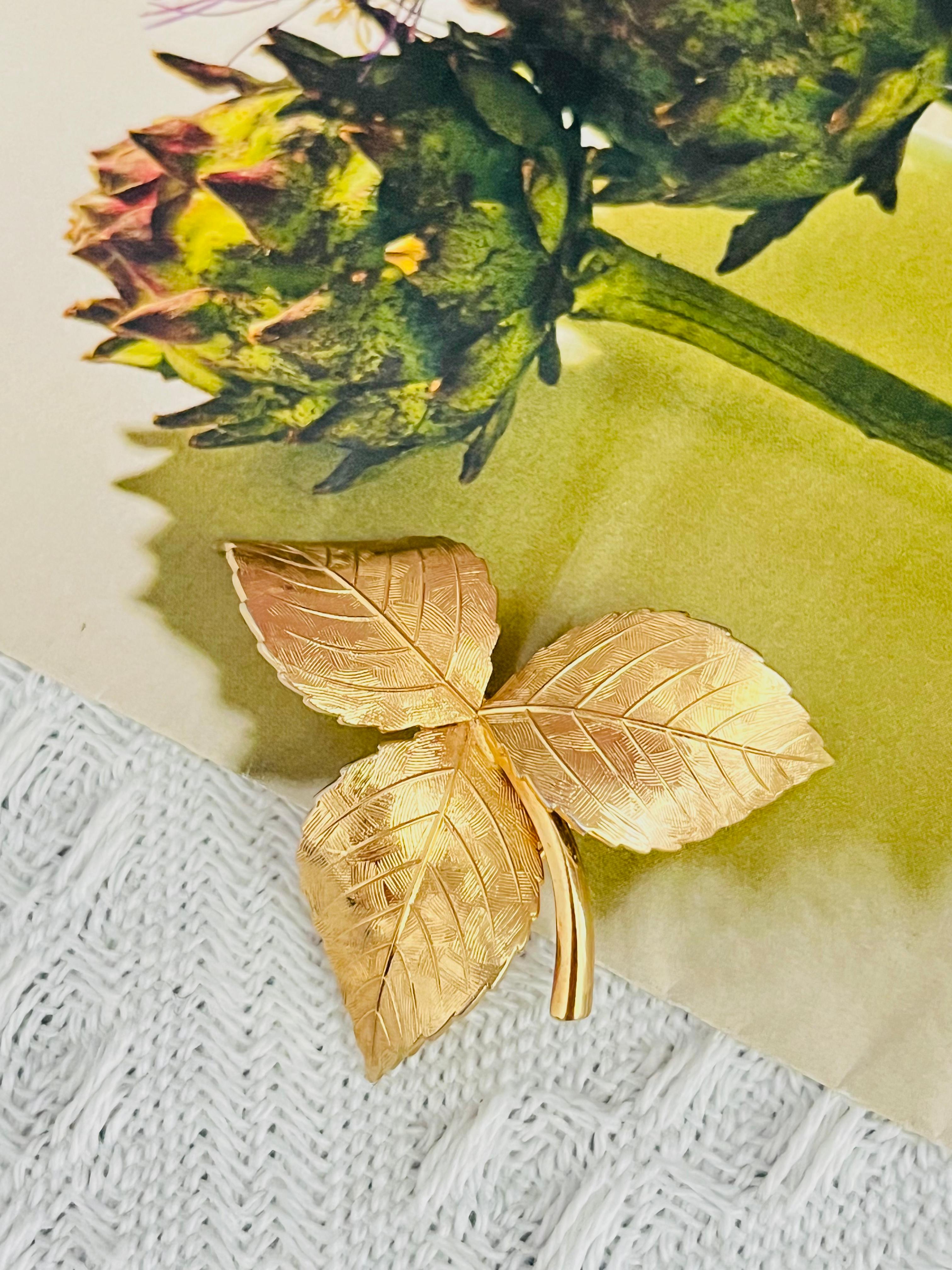 Christian Dior GROSSE 1959 Vintage Vivid Trio Leaf Swirl Wavy Twist Gold Brosche (Art déco) im Angebot