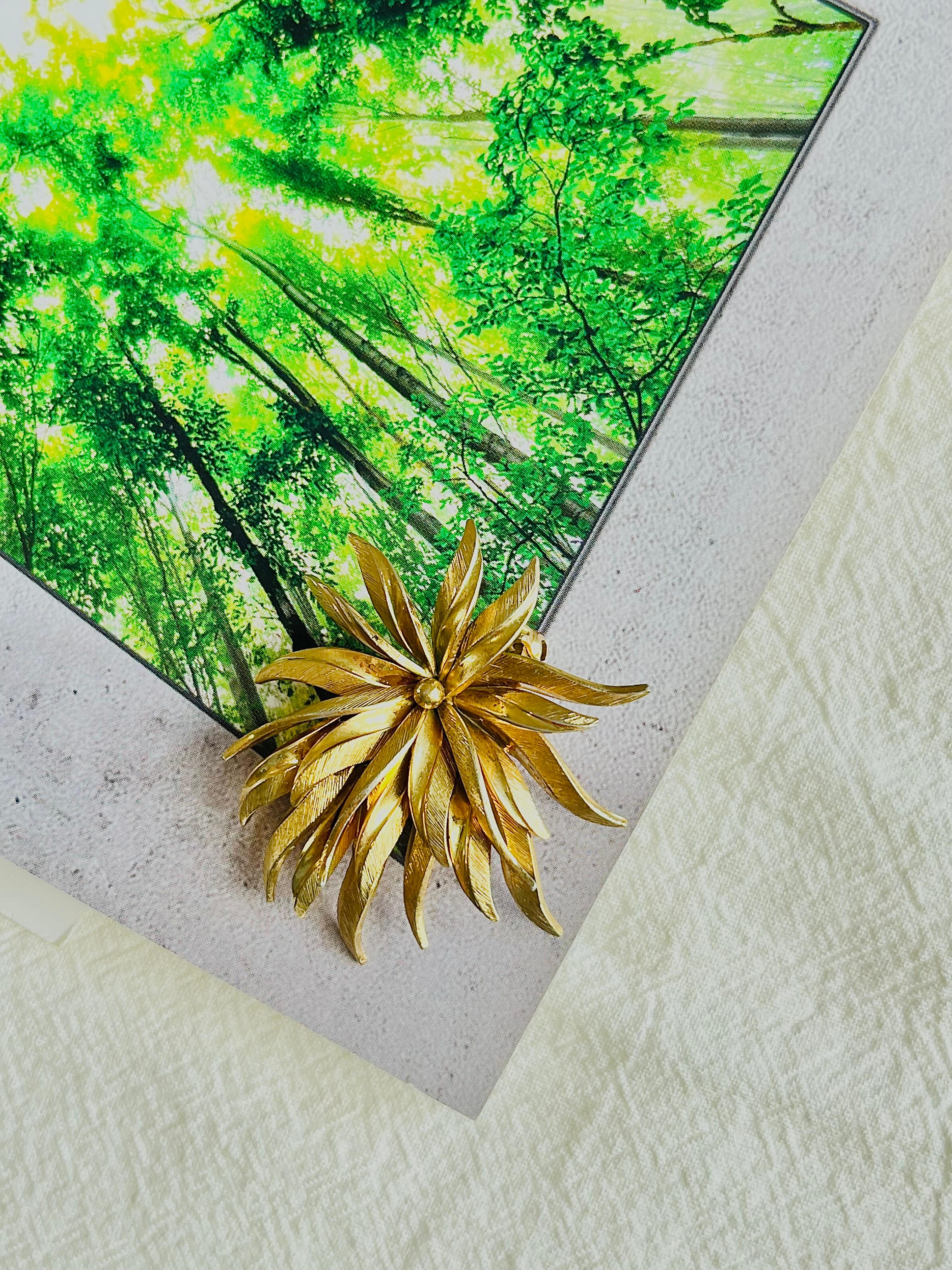 Christian Dior GROSSE 1959 Vintage Windy Leaf Blume Floral Blossom Gold Brosche (Art déco)