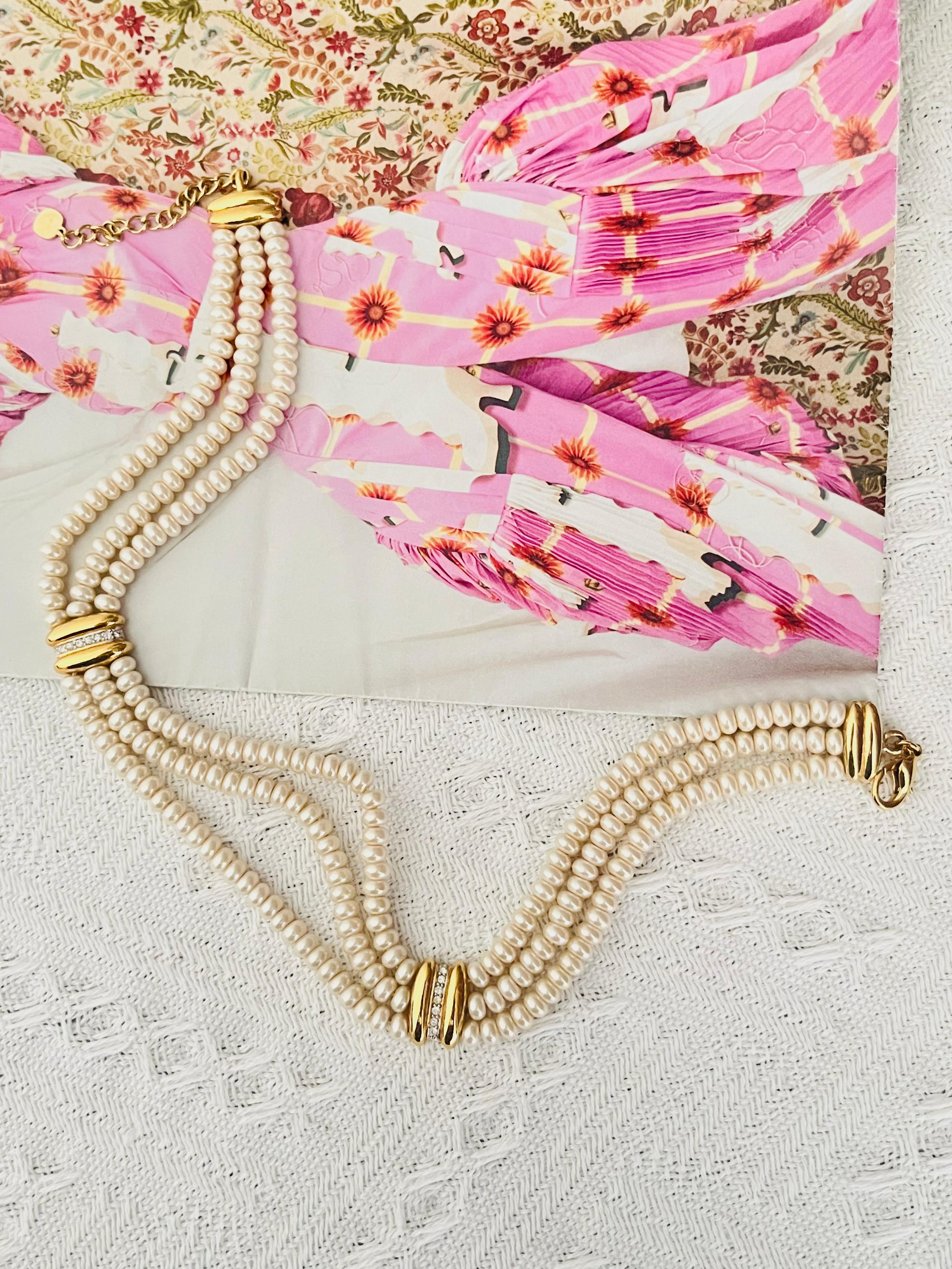 Christian Dior GROSSE 1960 Cuentas Perlas Blancas Cristales 3 Tres Filamentos Cadena Gargantilla Elegante Collar, Tono Oro

Muy buen estado. 100% original.

Un collar muy bonito, firmado en la parte posterior. Raro de encontrar. Tiene unos 60 años.
