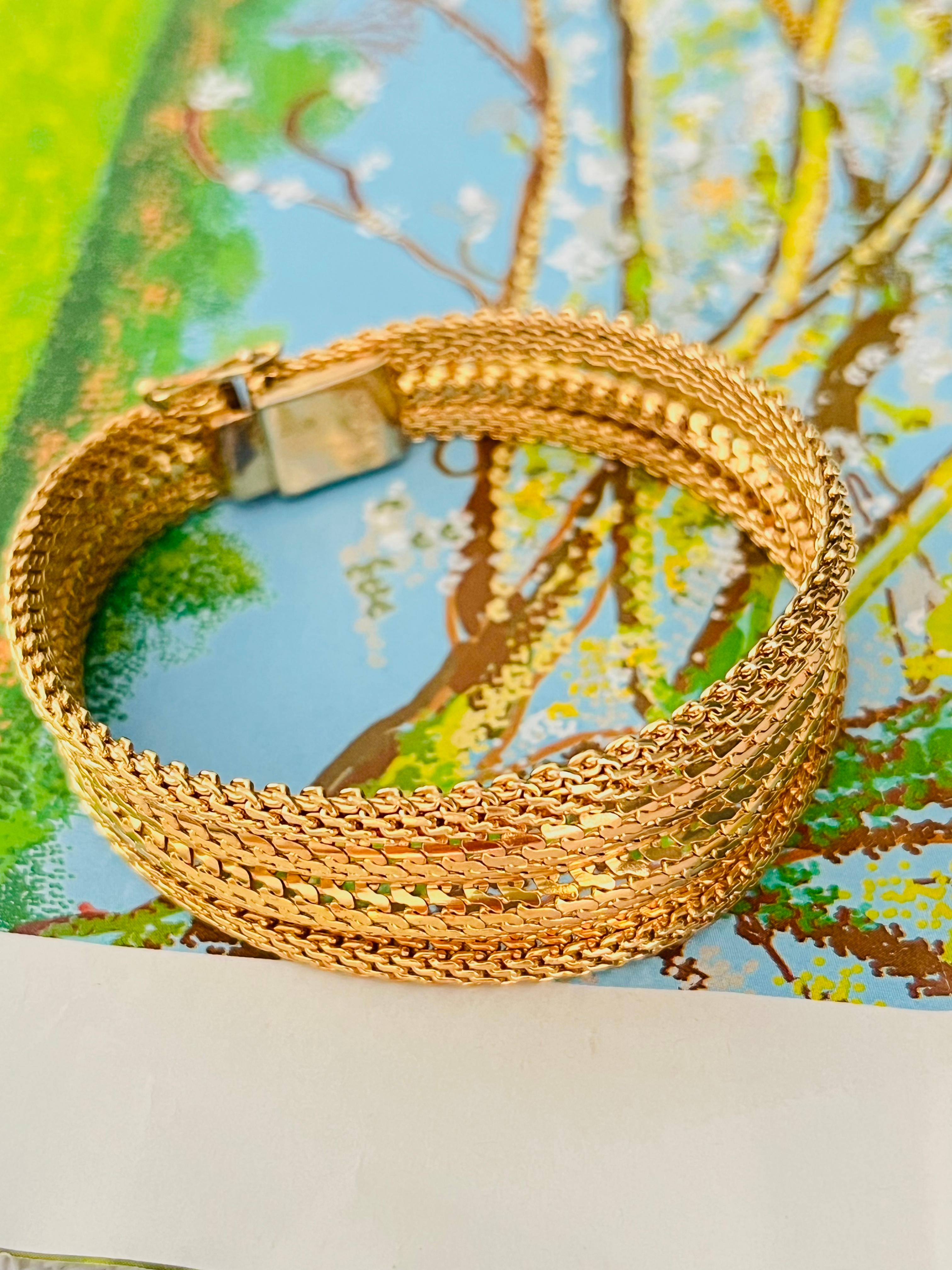 Christian Dior GROSSE 1960 Unisex Fish Ridged Woven Mesh Link Modernist Manschettenarmband, vergoldet

Sehr guter Zustand. Nur leichte Kratzer oder Farbverlust in der Nähe des Verschlusses, kaum wahrnehmbar. 100% echt.

Auf der Rückseite signiert.
