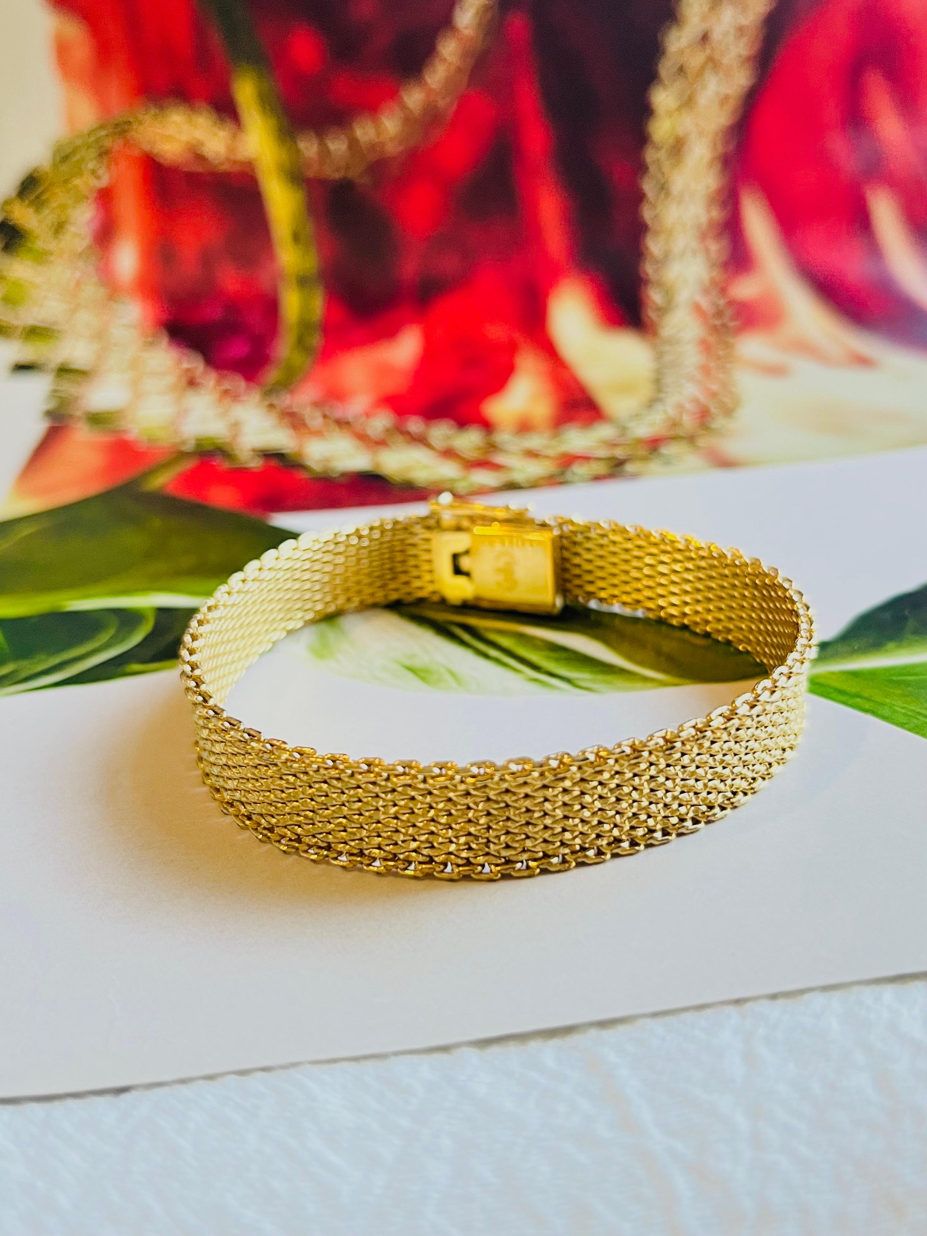 A very beautiful bracelet by Chr. DIOR GROSSE, signed at the back.

Very good condition. Some light scratches or colour loss. Barely noticeable. 100% Genuine.

Size: 18.0 *1.0 cm.

Weight: 19 g.

_ _ _

Great for everyday wear. Come with velvet