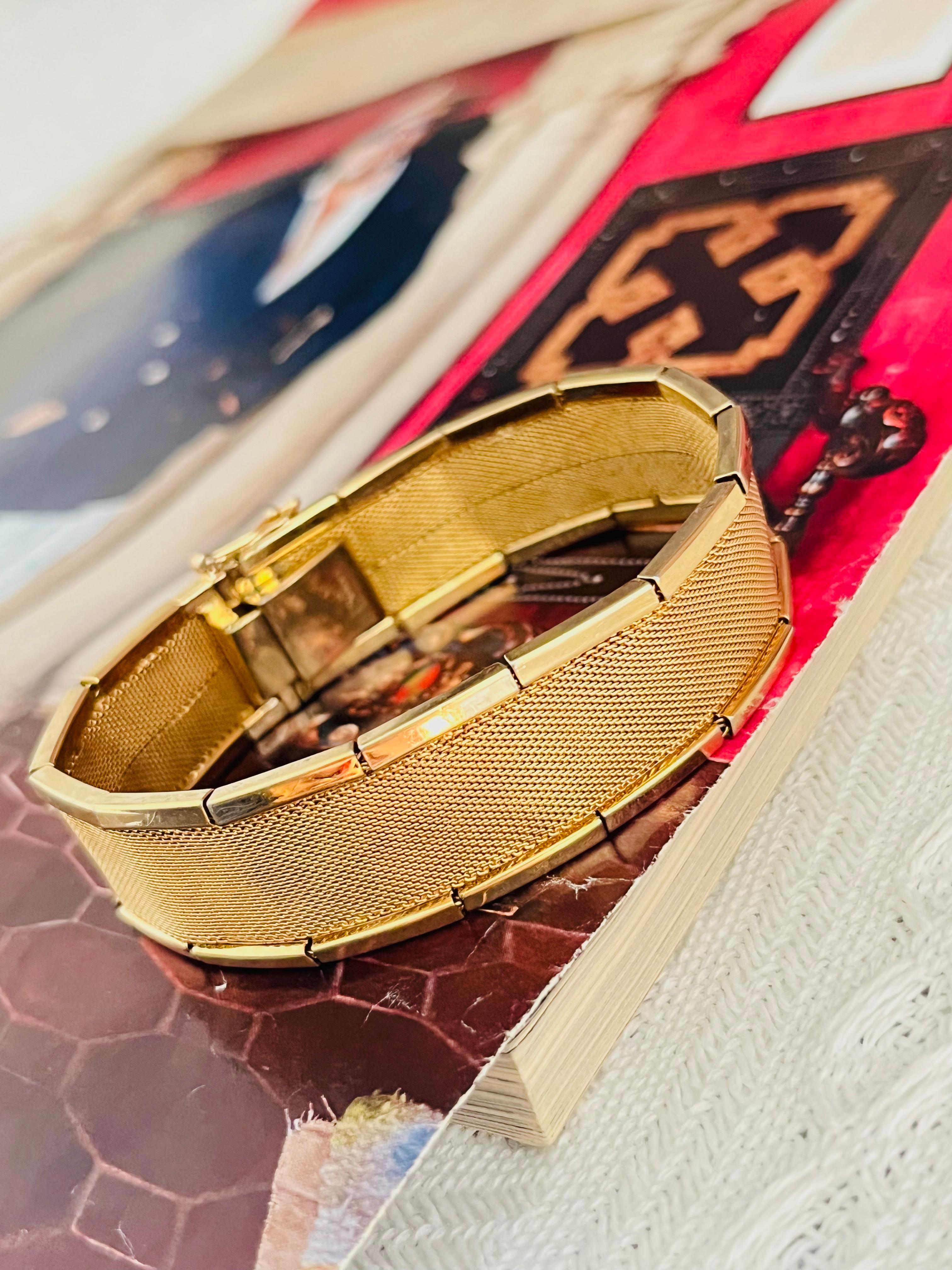 Christian Dior GROSSE 1960 Vintage Unisex Ridged Woven Mesh Double Bar Linked Armband Modernist Manschette Armband, Gold Tone

Sehr guter Zustand. Leichte Kratzer oder Farbverluste in der Nähe des Verschlusses, kaum wahrnehmbar. 100% echt.

Auf der