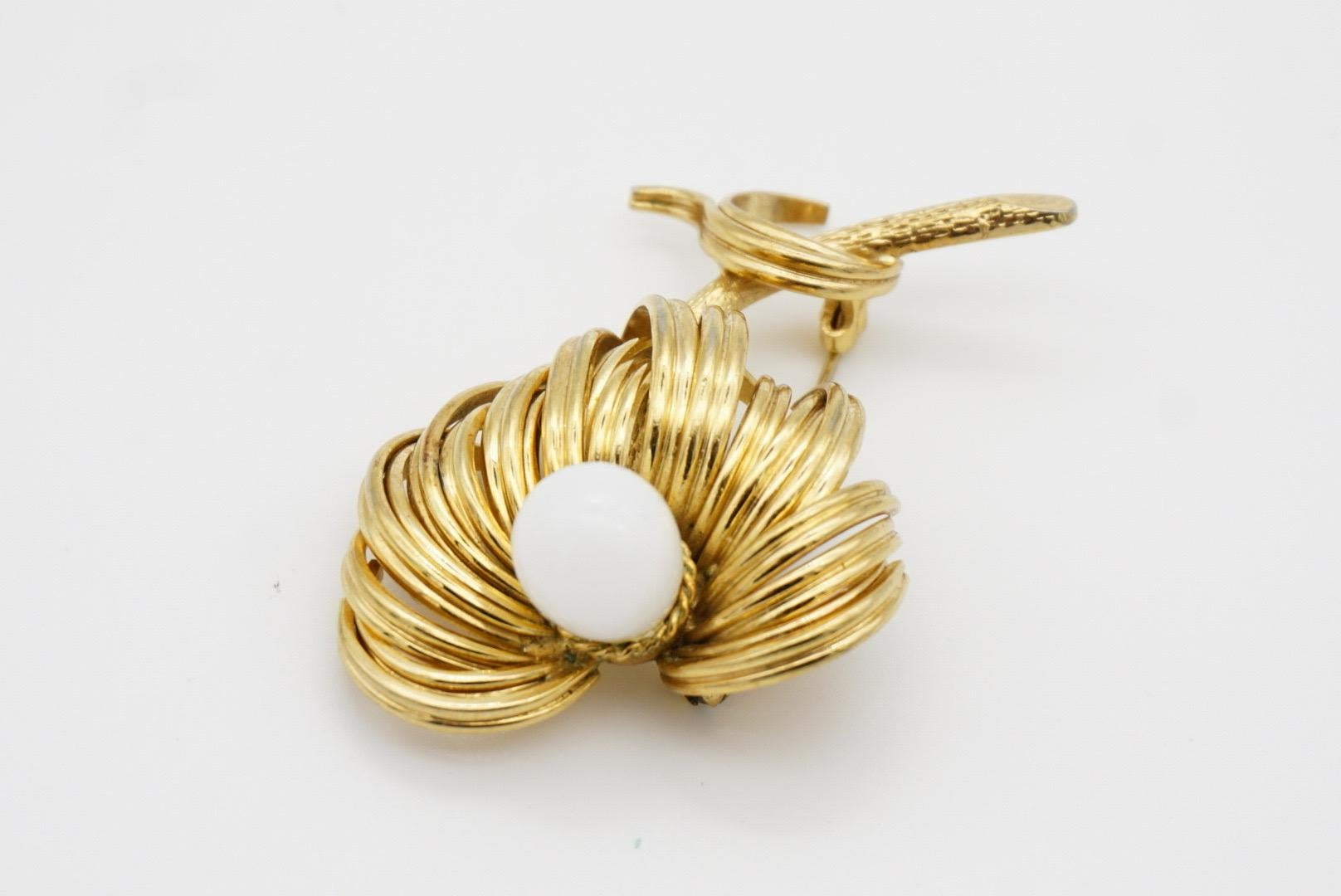 Christian Dior GROSSE 1960 Vintage Vivid Flower White Curled Leaf Broche en or en vente 7