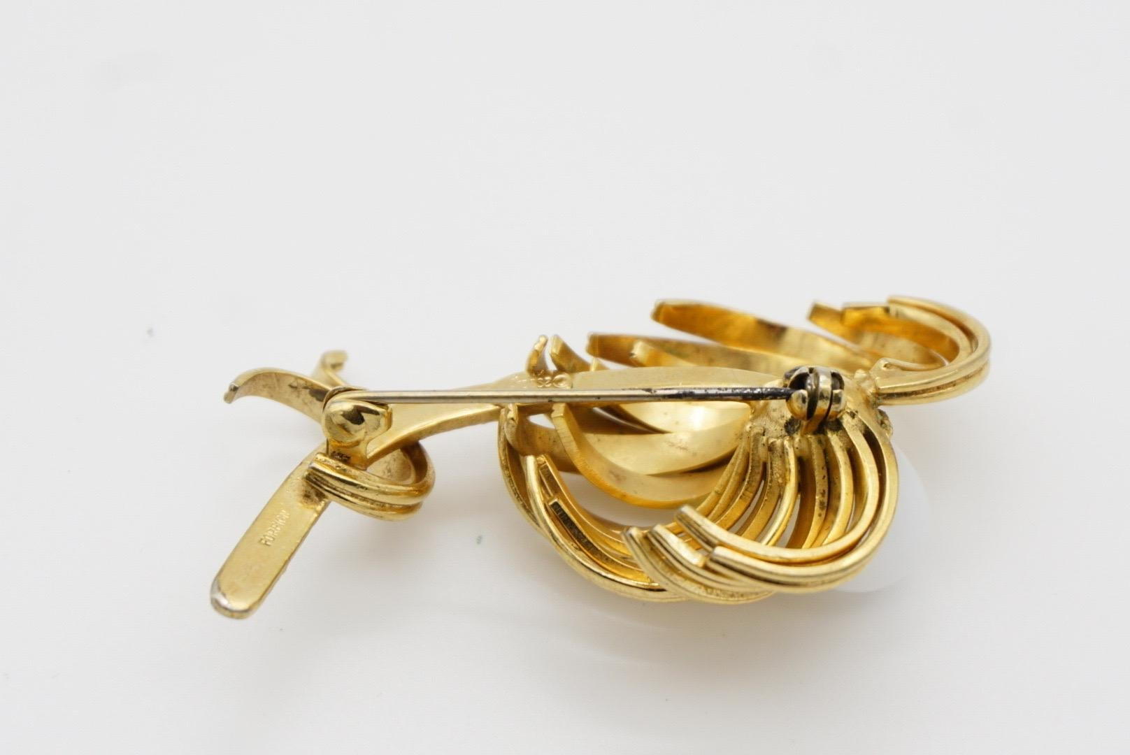 Christian Dior GROSSE 1960 Vintage Vivid Flower White Curled Leaf Broche en or en vente 9