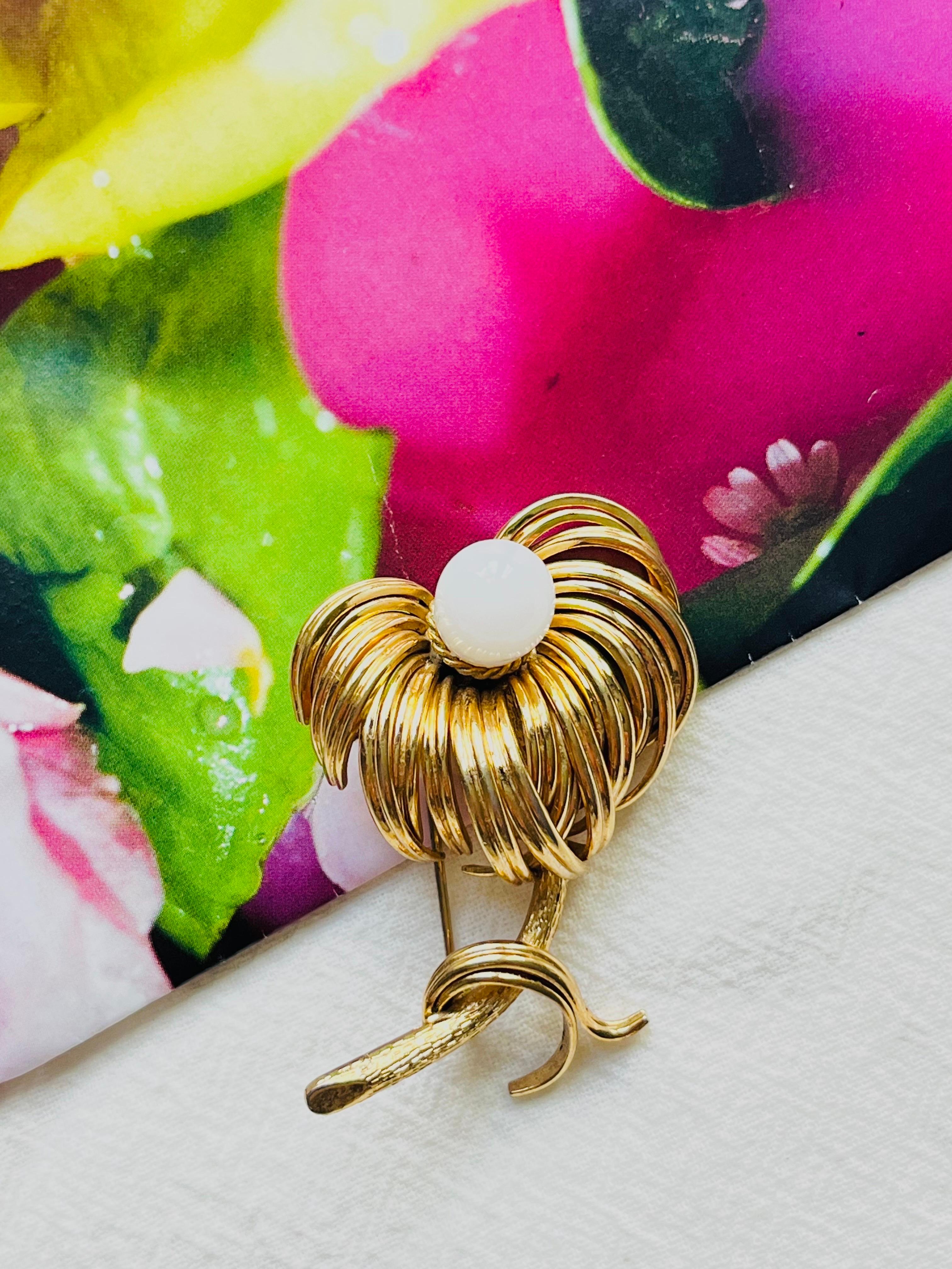 Christian Dior GROSSE 1960 Vintage Vivid Flower Weiße Goldbrosche mit geschwungenem Blattgold (Art déco)