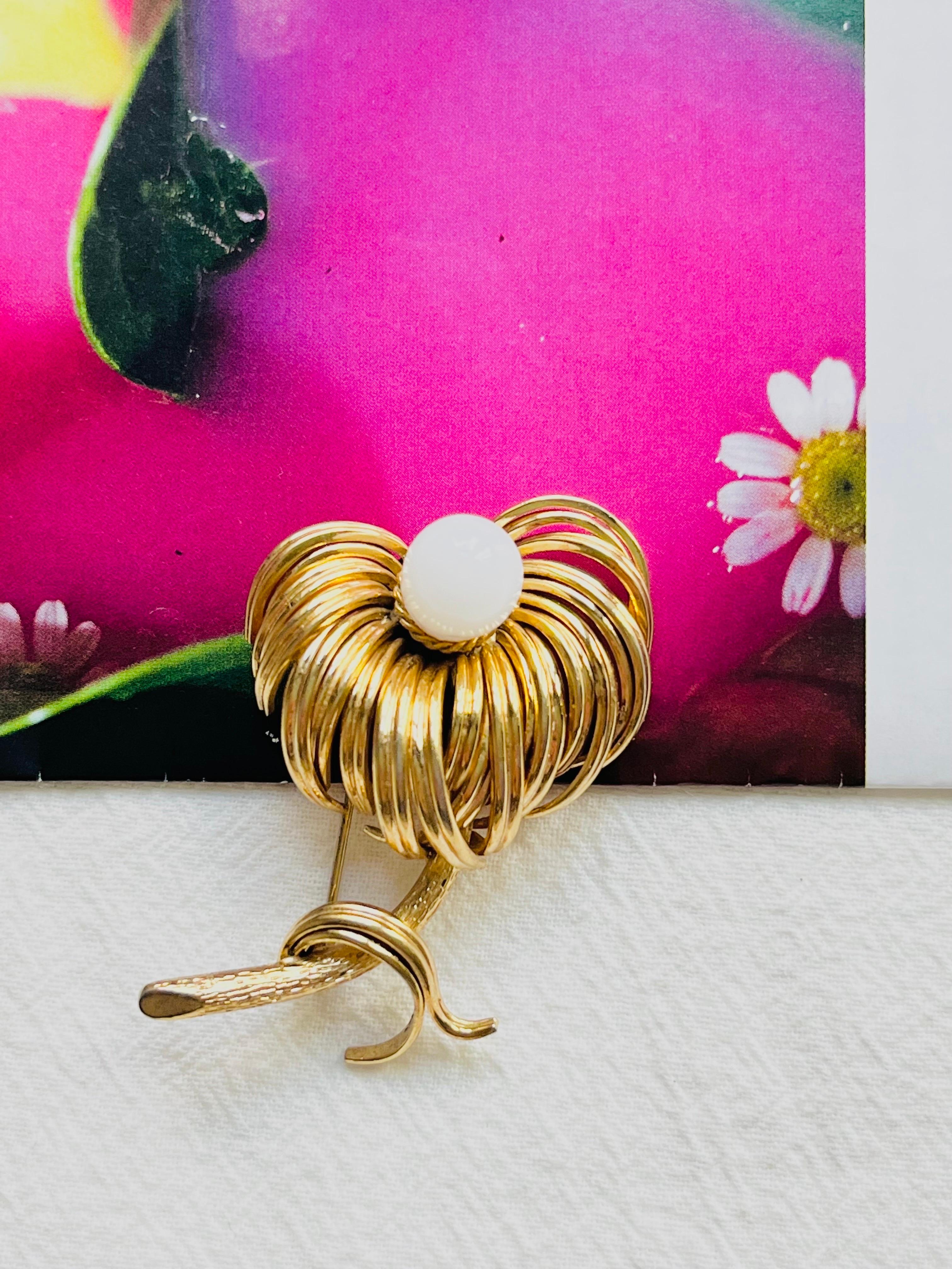 Christian Dior GROSSE 1960 Vintage Vivid Flower Weiße Goldbrosche mit geschwungenem Blattgold im Zustand „Gut“ in Wokingham, England