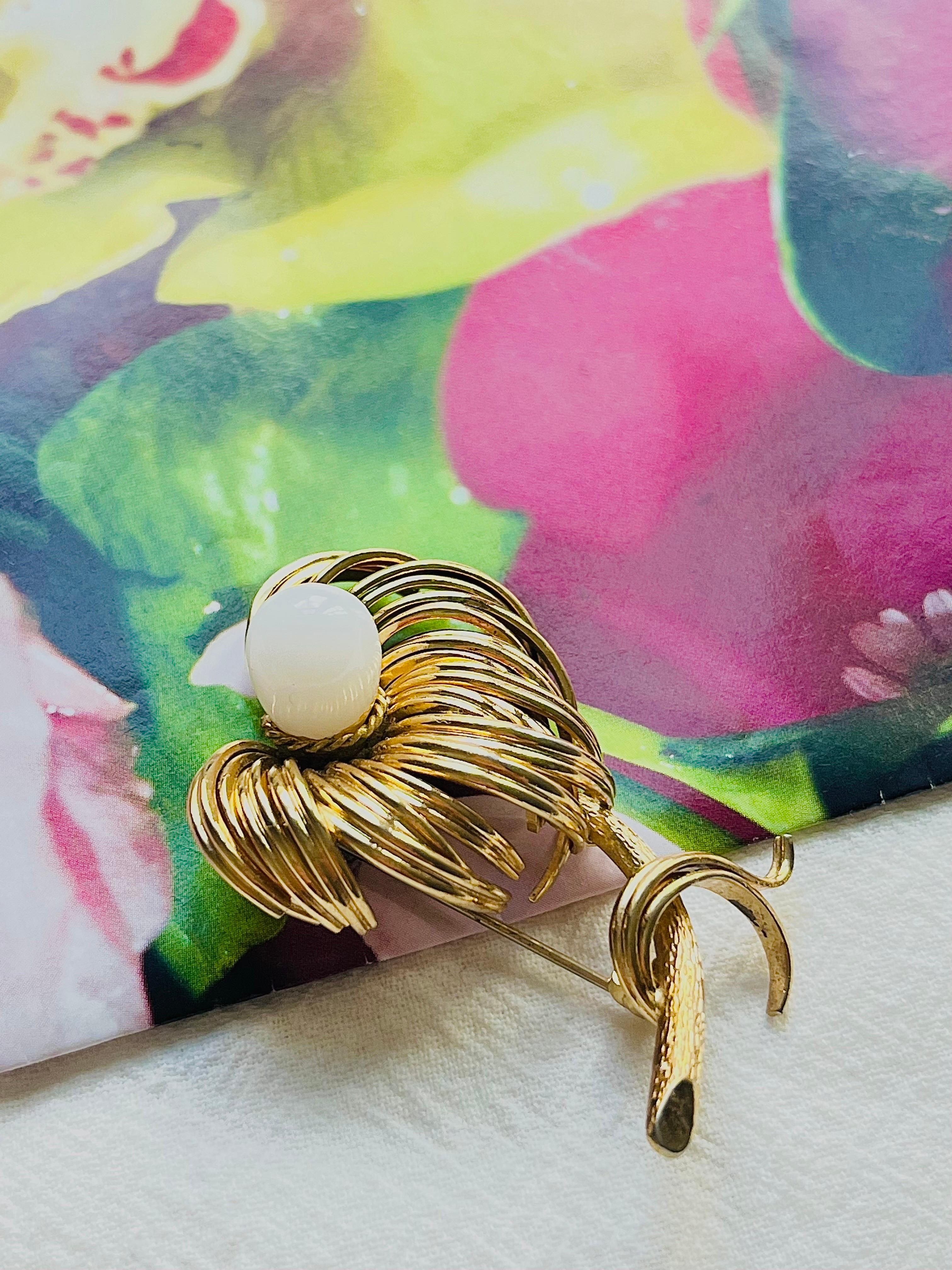 Christian Dior GROSSE 1960 Vintage Vivid Flower Weiße Goldbrosche mit geschwungenem Blattgold für Damen oder Herren