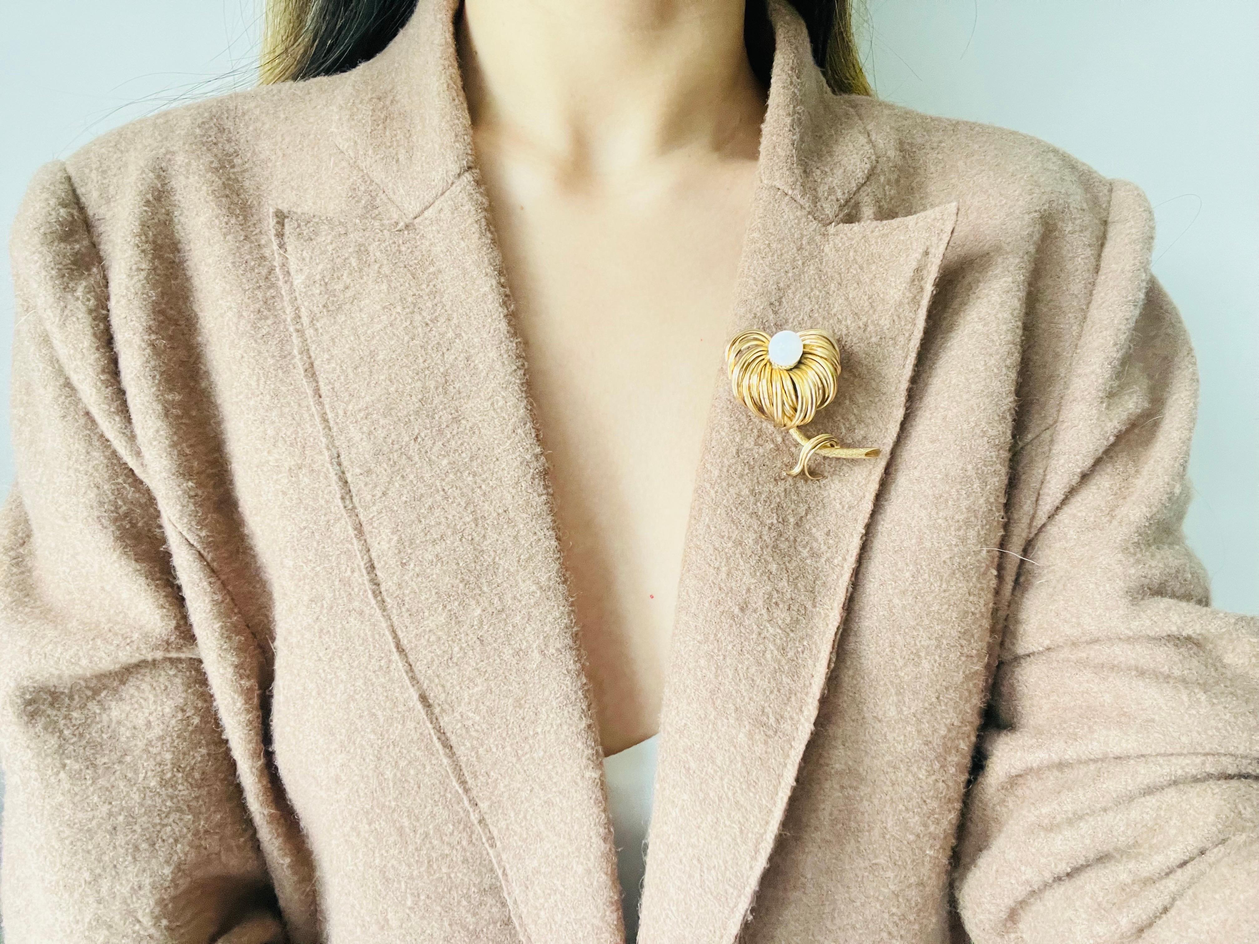 Christian Dior GROSSE 1960 Vintage Vivid Flower Weiße Goldbrosche mit geschwungenem Blattgold 2