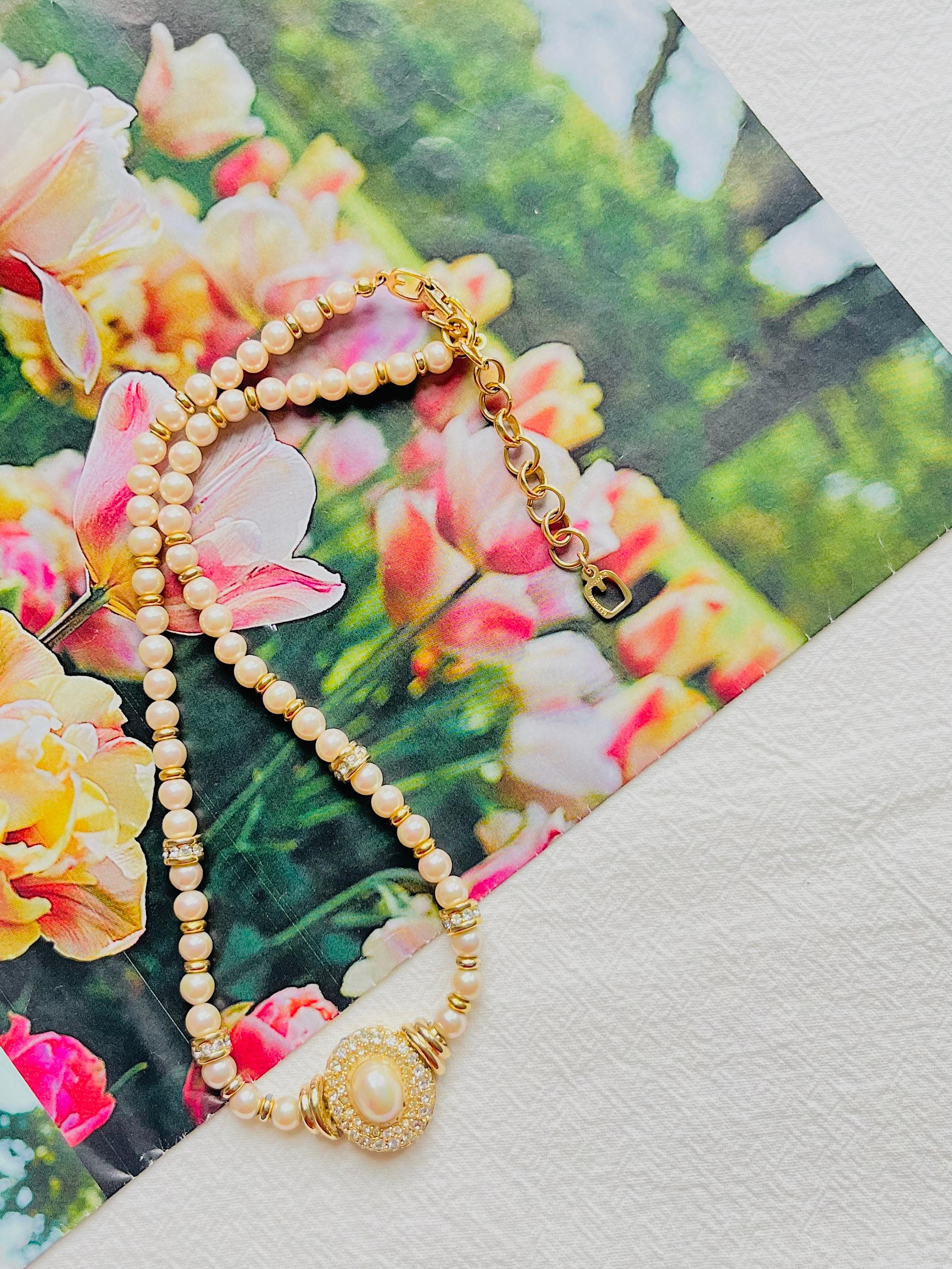 Christian Dior GROSSE 1960s Weißer Ovaler Kristall Anhänger Perlen Halskette, vergoldet

Sehr guter Zustand. Leichte Kratzer oder Farbverluste, kaum wahrnehmbar. 100% echt.

Markiert am Verschluss und an der verlängerten Kette. Selten zu
