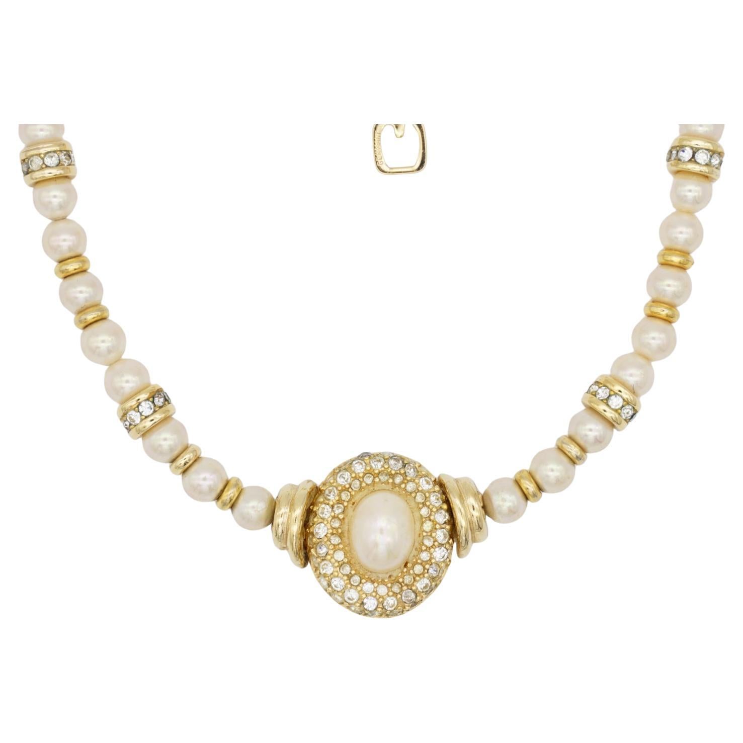 Christian Dior GROSSE 1960s White Oval Shining Crystals Pendant Beaded Pearls Elegant Necklace, Gold Plated

Very good condition. Light scratches or colour loss, barely noticeable. One or two side stones are shining off. 100% Genuine.

Marked at