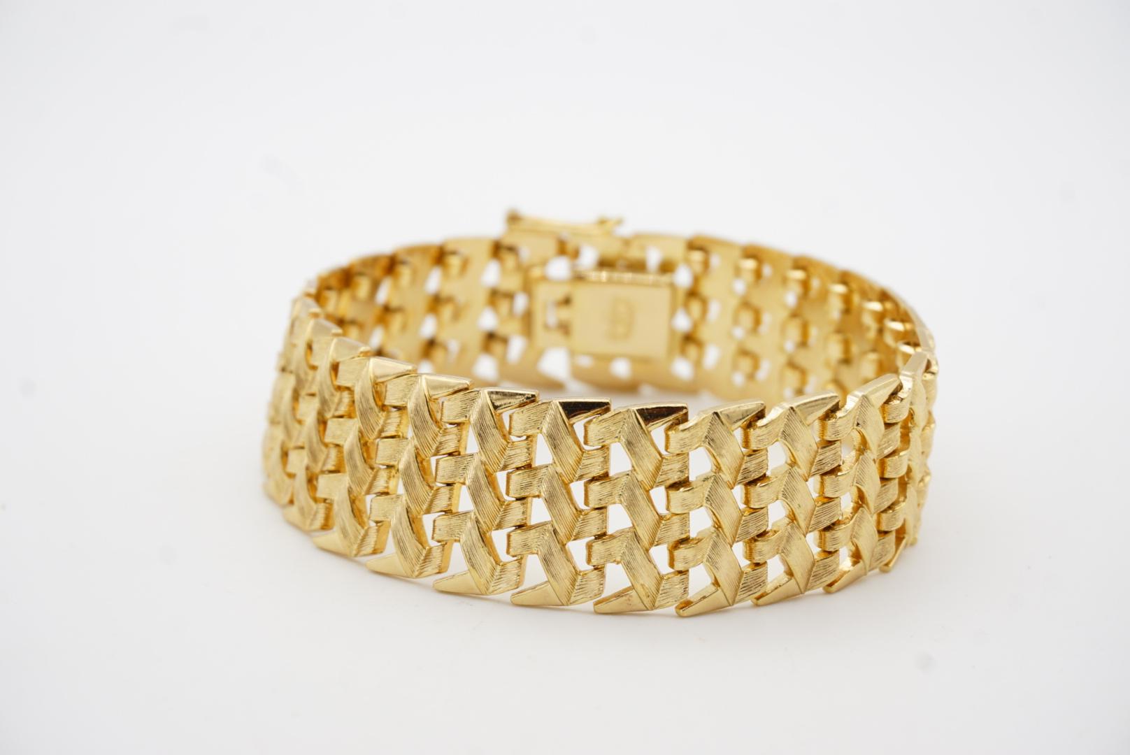 Women's or Men's Christian Dior GROSSE 1961 Chevron Brick Link Interlock Modernist Gold Bracelet For Sale