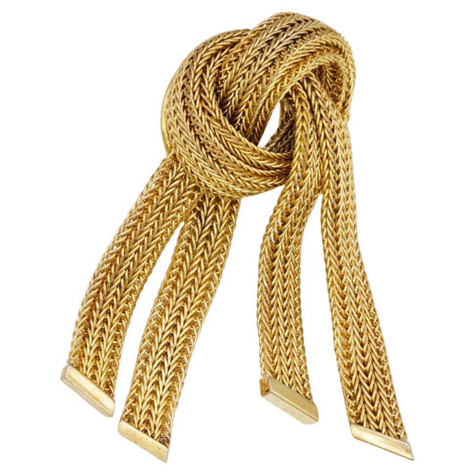 Christian Dior GROSSE 1961 Vintage Unisexe Double Striped Bow Tie Ribbon Rope Tassel Drop Brooch, Gold Tone

Très bon état. 100% authentique.

Une pièce unique. Broche stylisée plaquée or. Fermeture par épingle à nourrice, signée au dos.

MATERIAL :