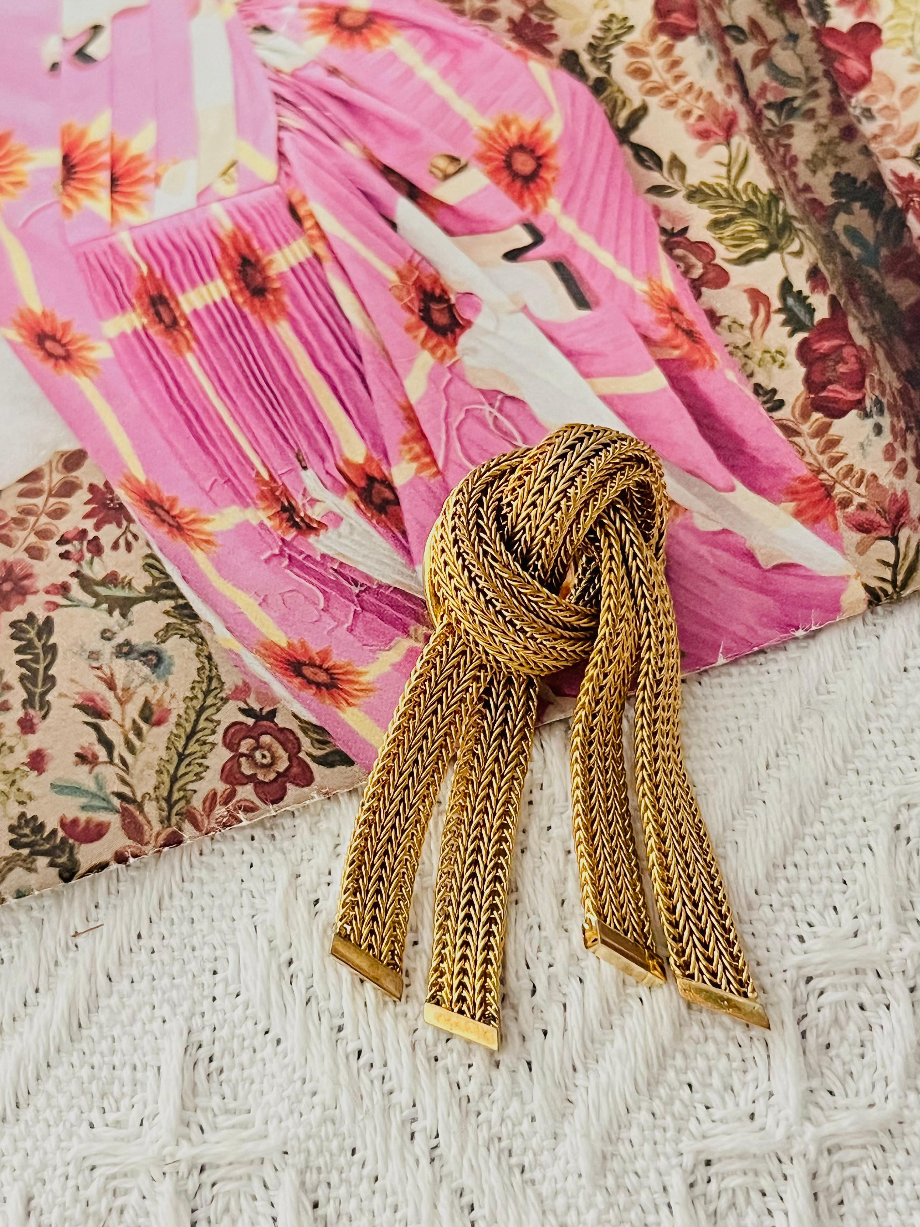 Art déco Christian Dior GROSSE 1961, broche en maille avec nœud double rayé et pampilles en vente