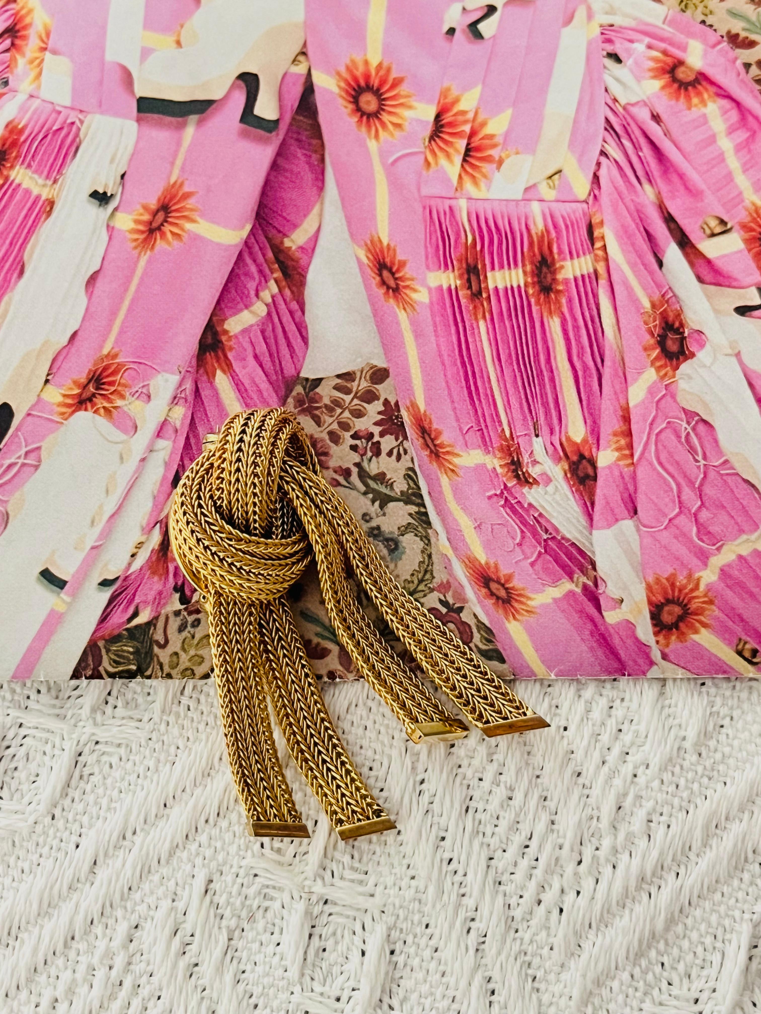 Christian Dior GROSSE 1961, broche en maille avec nœud double rayé et pampilles Excellent état - En vente à Wokingham, England