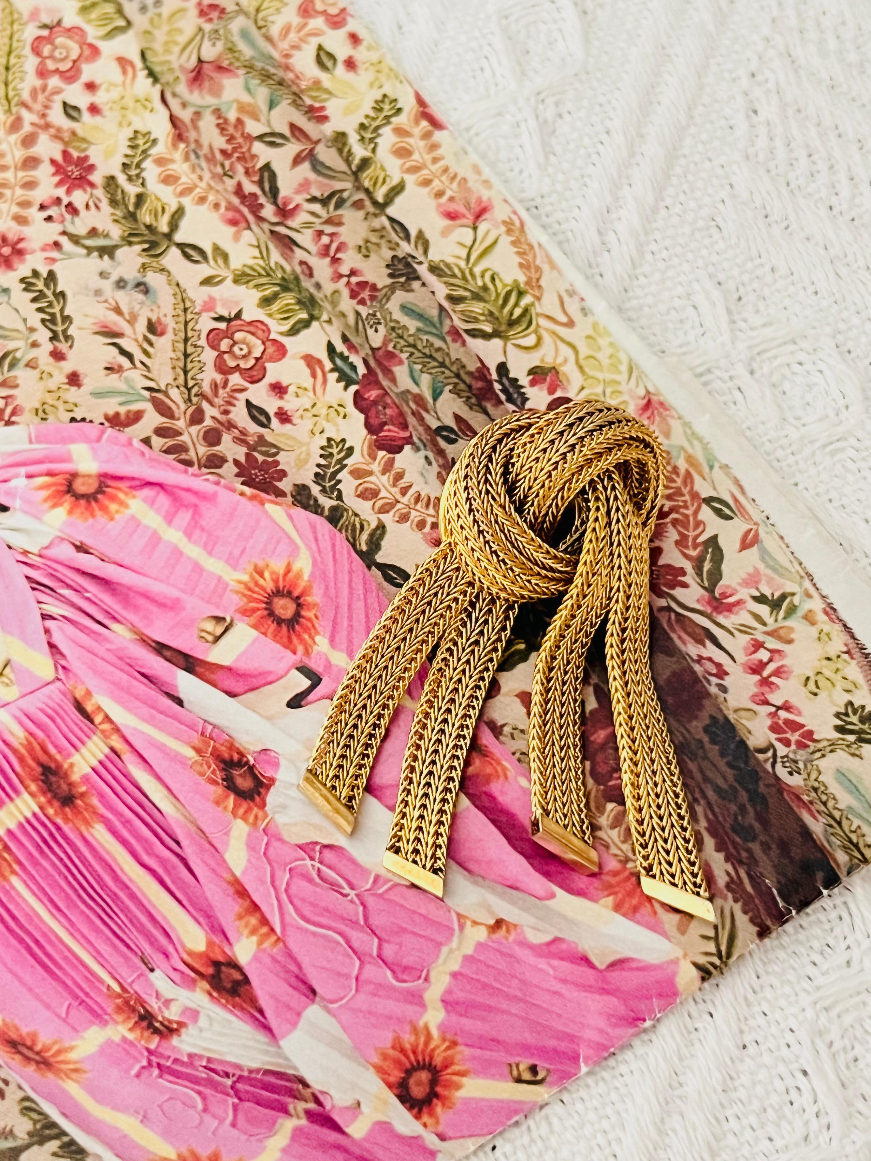 Christian Dior GROSSE 1961, broche en maille avec nœud double rayé et pampilles Unisexe en vente