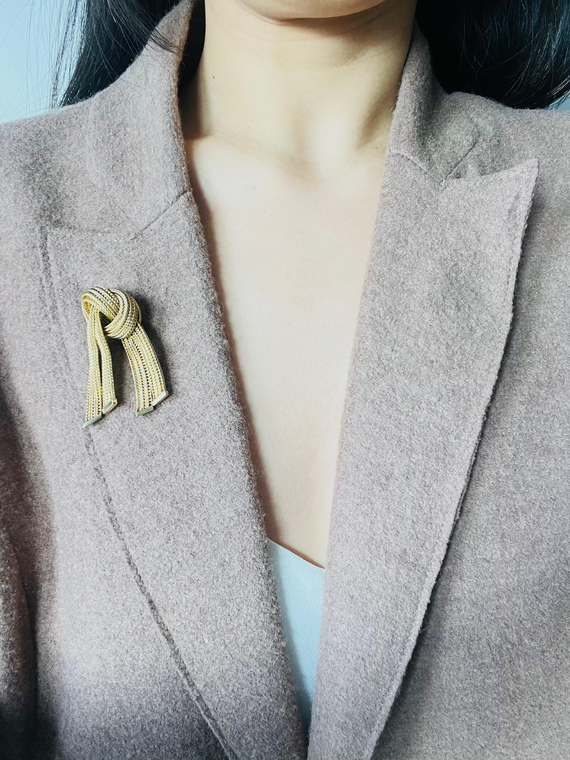 Christian Dior GROSSE 1961, broche en maille avec nœud double rayé et pampilles en vente 1