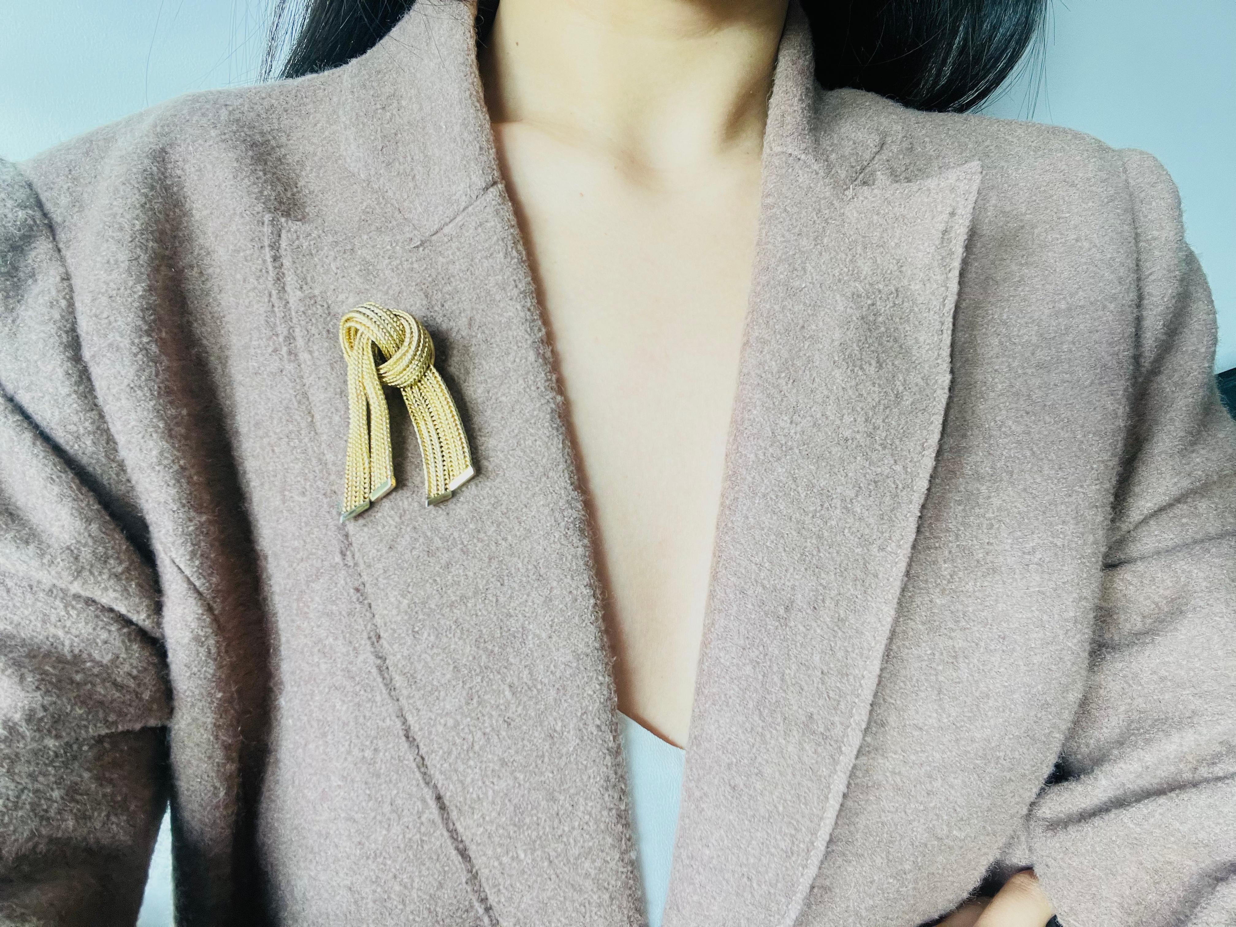 Christian Dior GROSSE 1961, broche en maille avec nœud double rayé et pampilles en vente 2