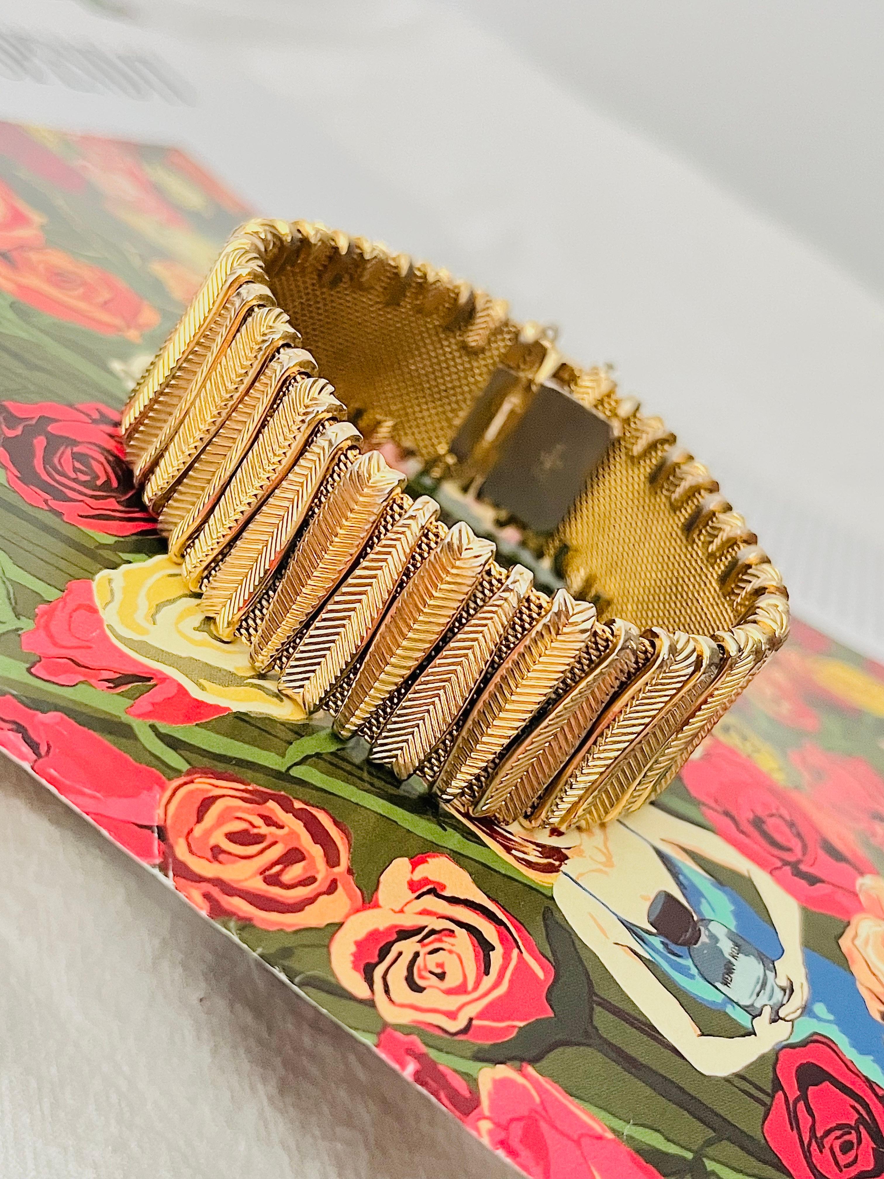 Christian Dior GROSSE 1961 Unisex Long Leaf Interlaced Mesh Woven Thick Chunky Bracelet, Gold Tone

Good condition. Especially colour loss at back. Small locker has been lost, but doesn't matter. Clasp is very fasten. 100% Genuine.

A very beautiful