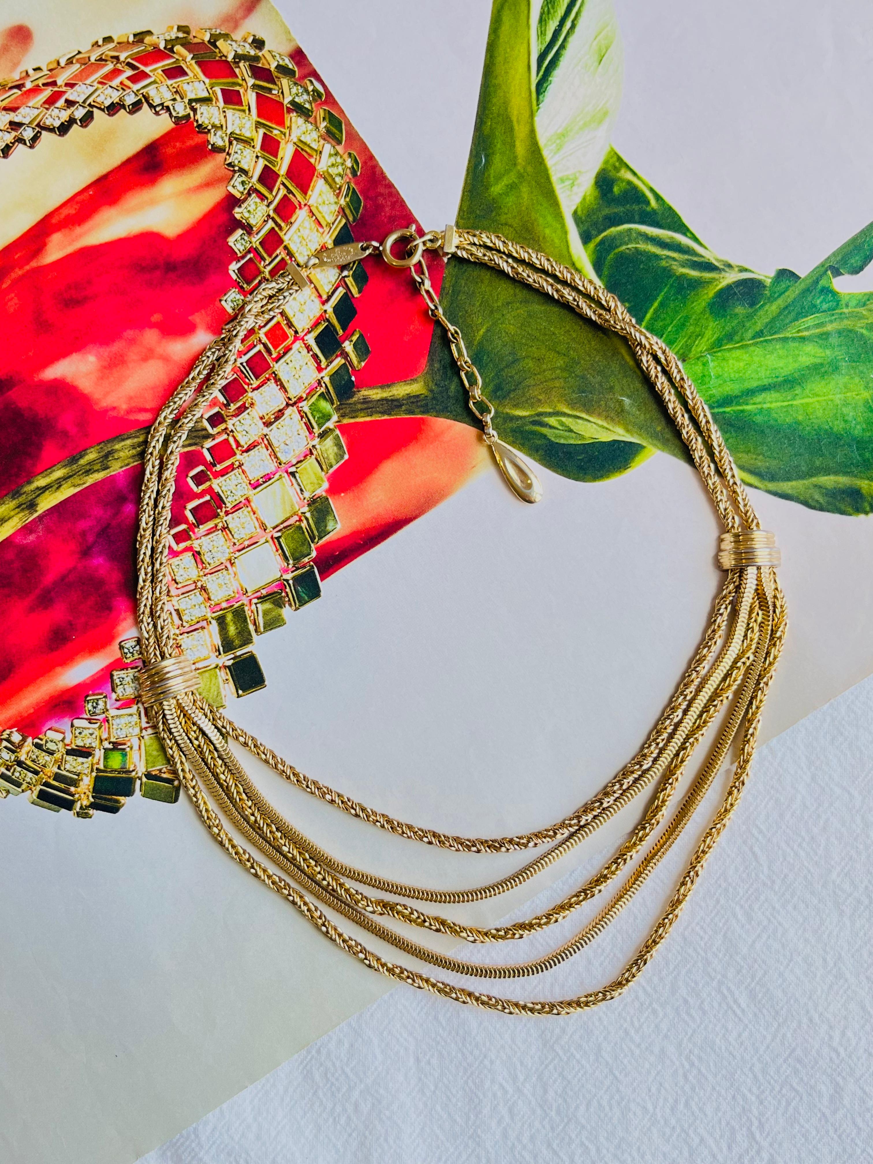 Christian Dior GROSSE 1961 Vintage Double 5 Fünf Stränge Schichten Seil Schlange Kette Monderist Choker Kragen Halskette, vergoldet

Sehr guter Zustand. Leichte Kratzer oder Farbverluste, kaum wahrnehmbar. 100% echt.

Signiert an der Schließe.