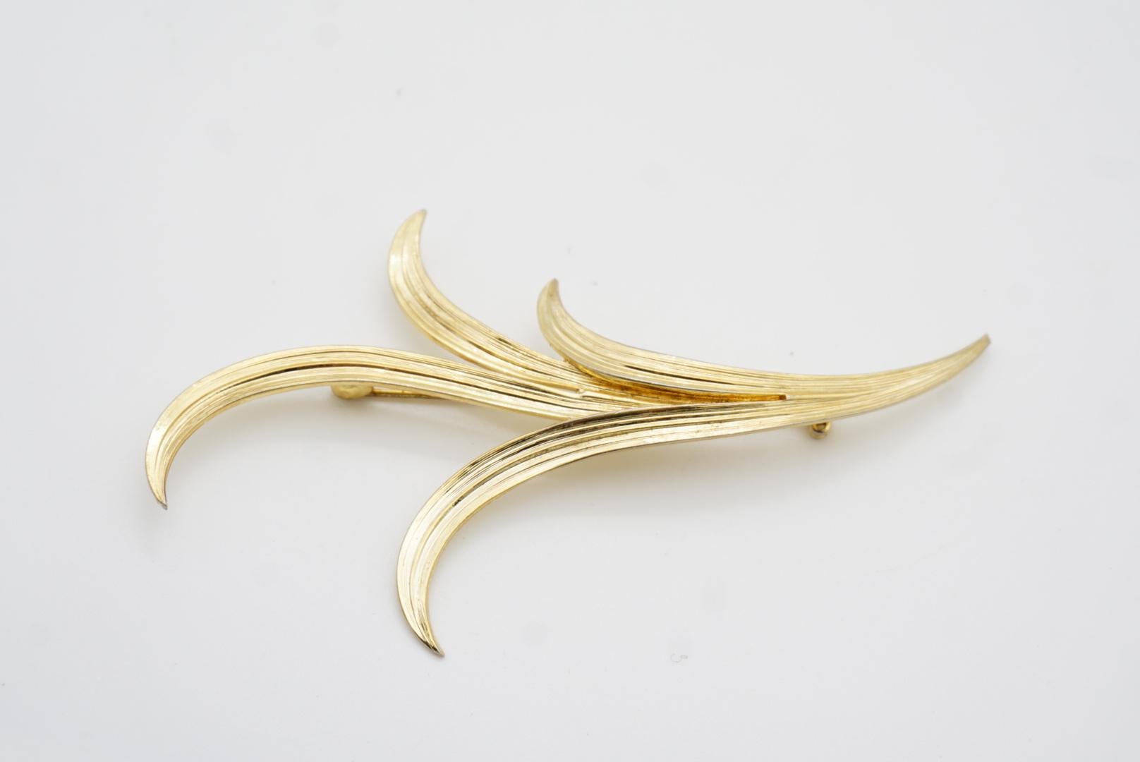 Christian Dior Grosse 1961 Vintage Extra Long Curled Leaf Flower Gold Brooch en vente 5