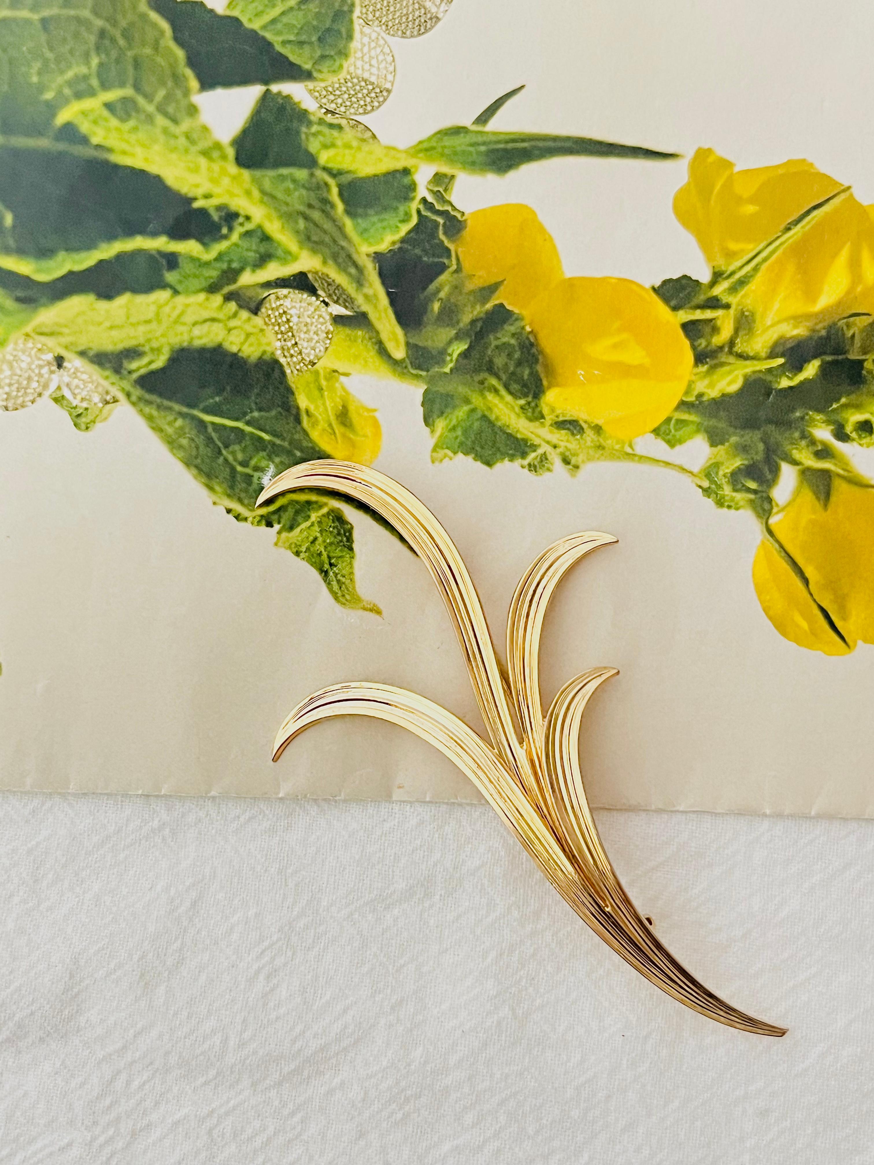 Art déco Christian Dior Grosse 1961 Vintage Extra Long Curled Leaf Flower Gold Brooch en vente