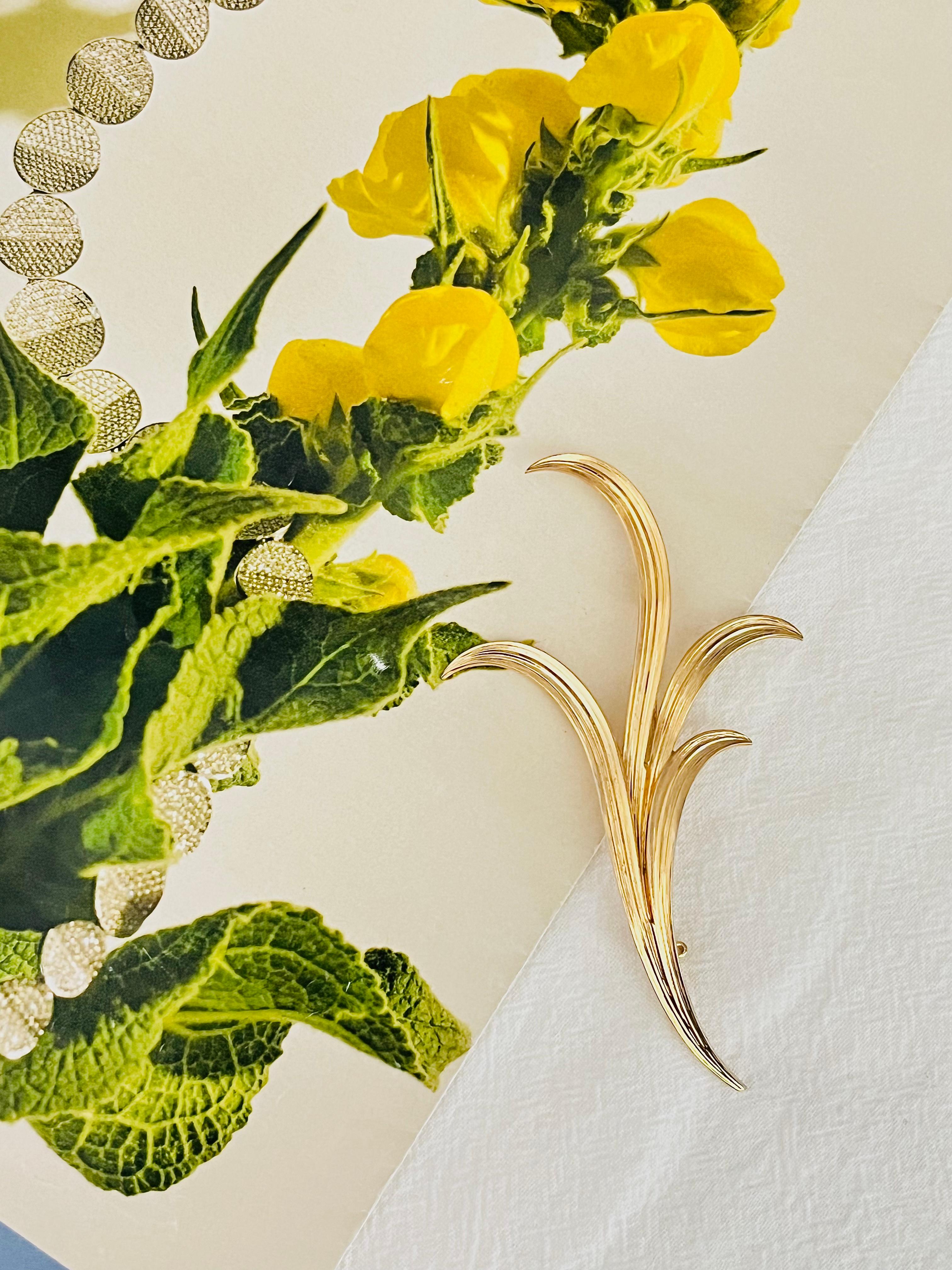 Christian Dior Grosse 1961 Vintage Extra Long Curled Leaf Flower Gold Brooch Bon état - En vente à Wokingham, England