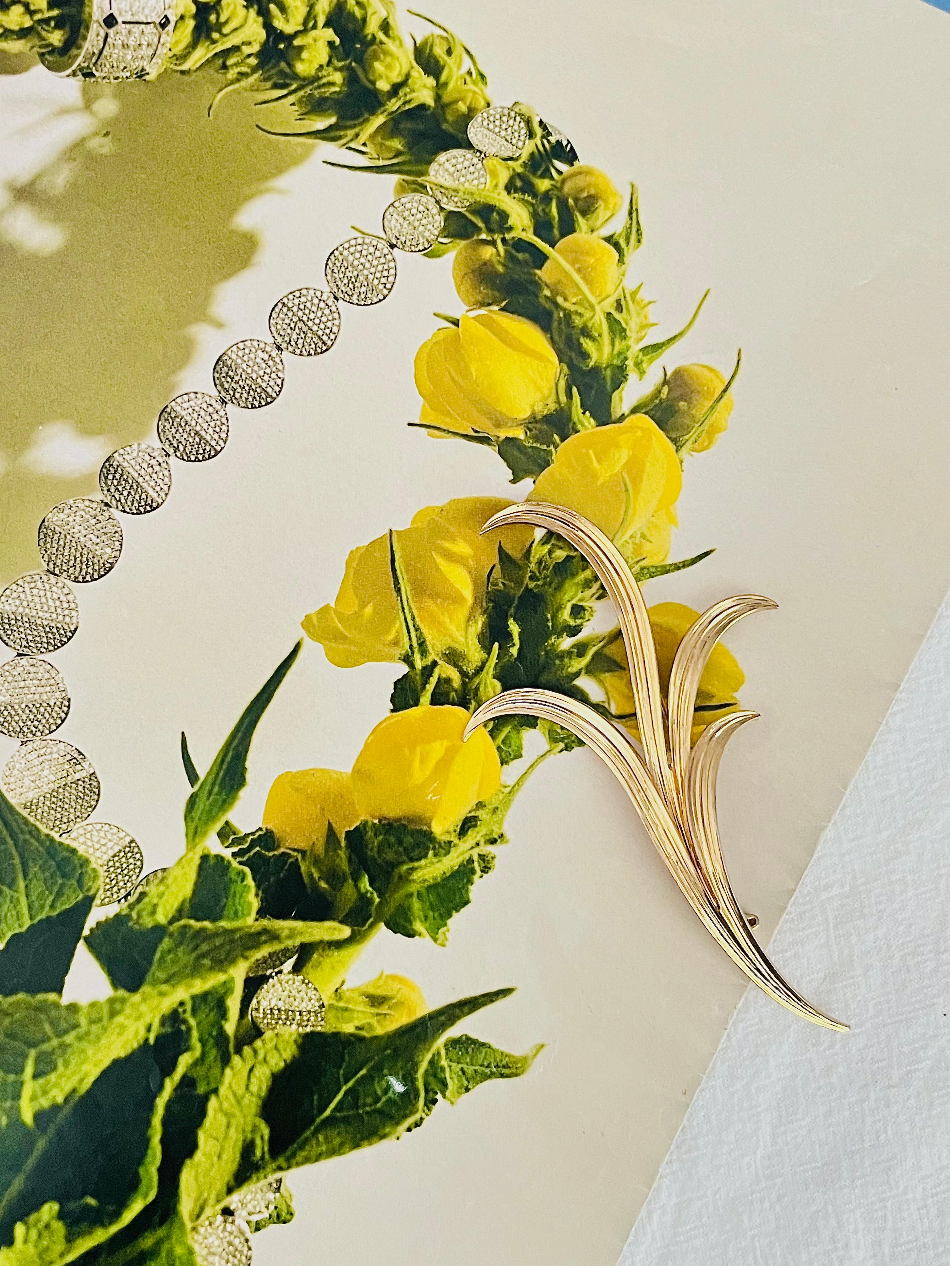 Christian Dior Grosse 1961 Vintage Extra Long Curled Leaf Flower Gold Brooch Unisexe en vente