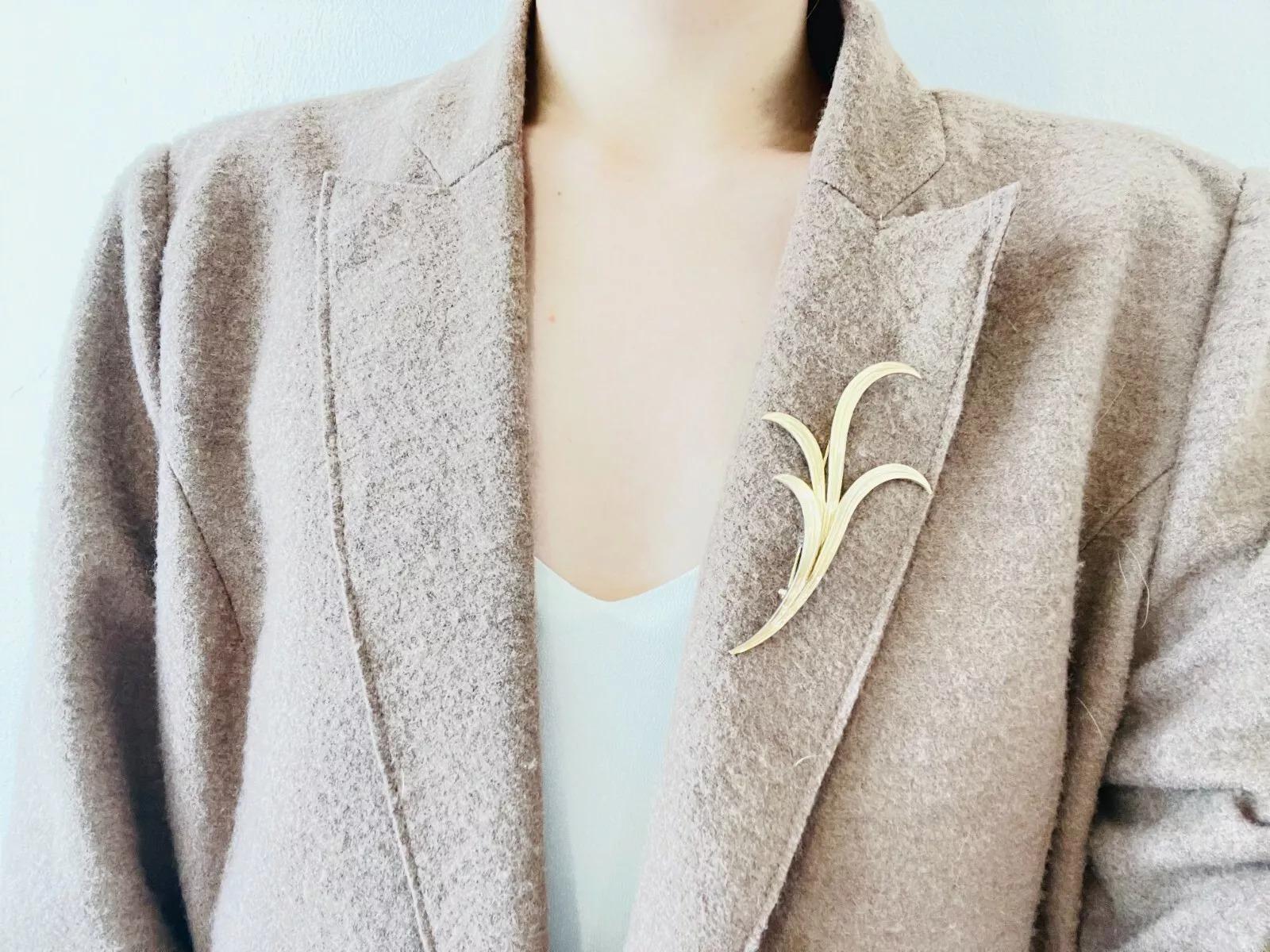 Christian Dior Grosse 1961 Vintage Extra Long Curled Leaf Flower Gold Brooch en vente 1