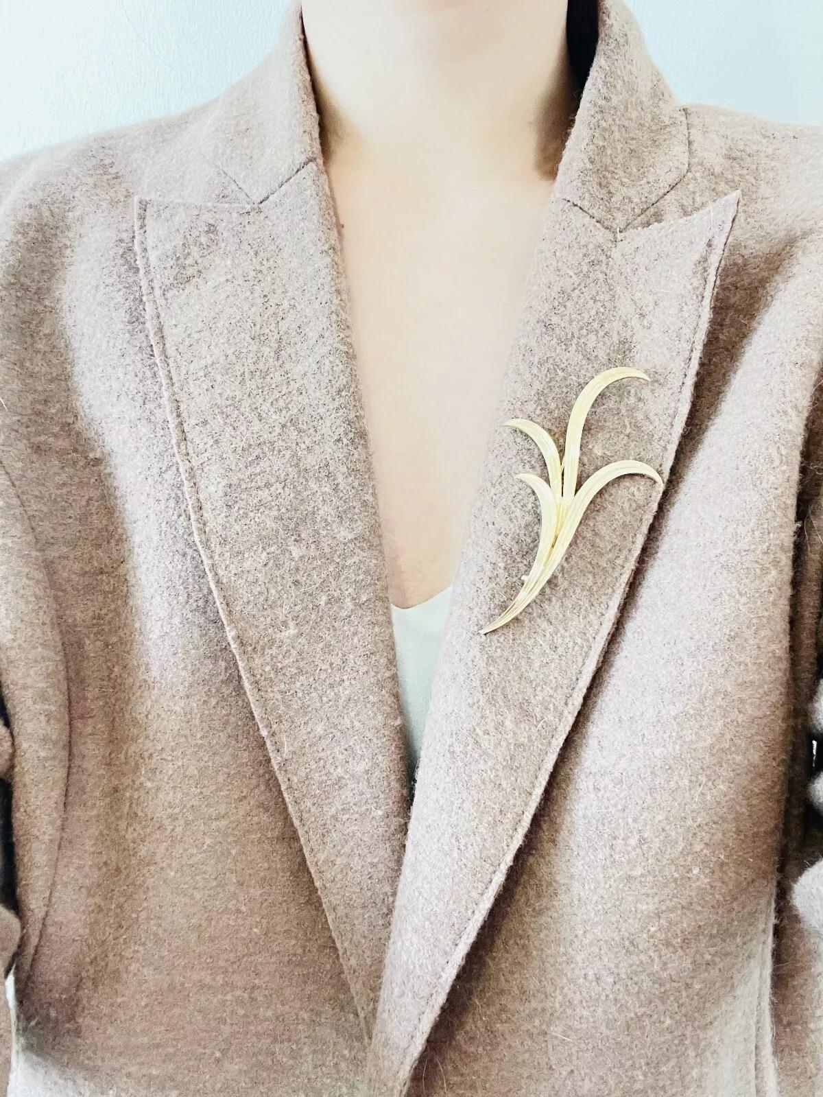 Christian Dior Grosse 1961 Vintage Extra Long Curled Leaf Flower Gold Brooch en vente 2