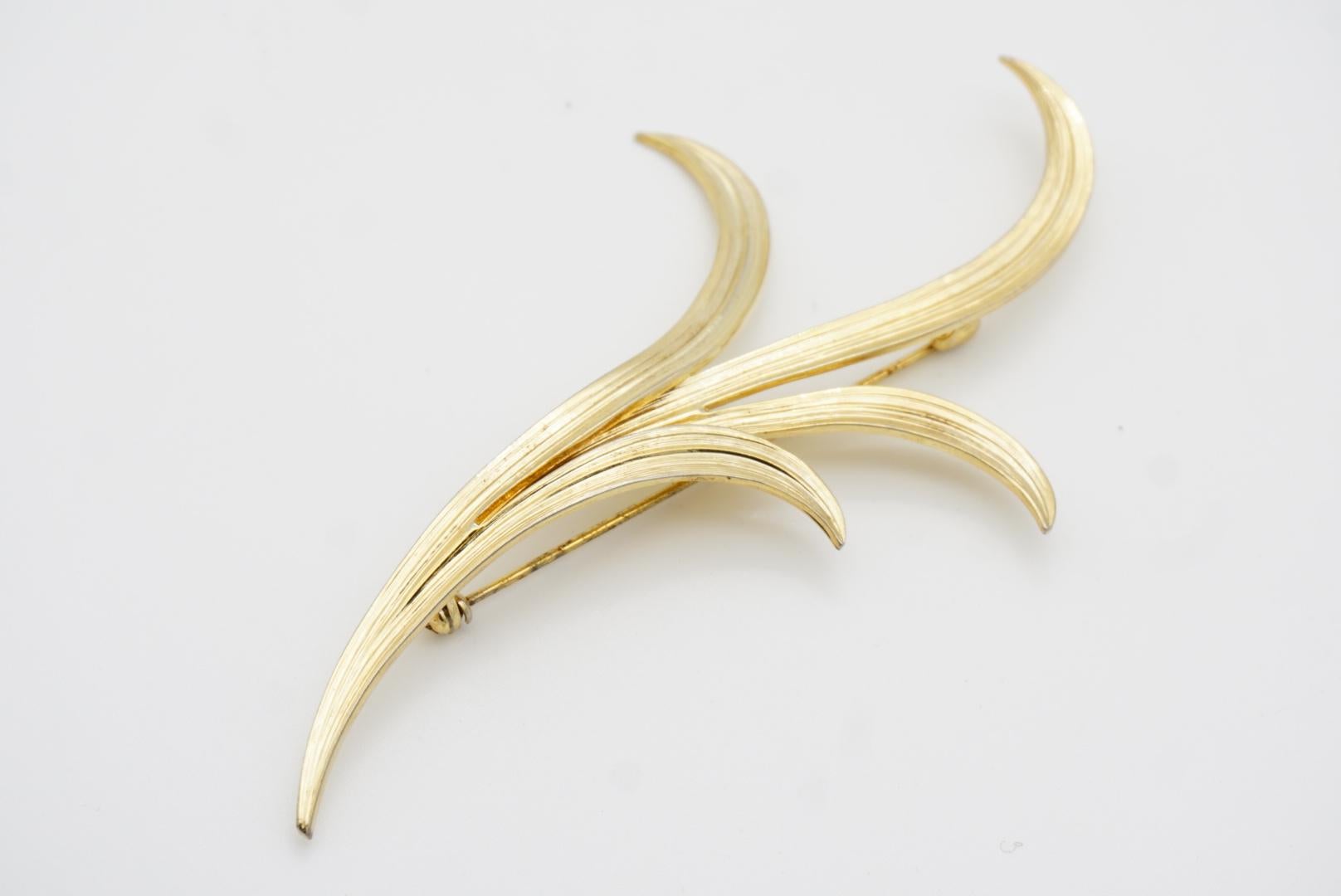 Christian Dior Grosse 1961 Vintage Extra Long Curled Leaf Flower Gold Brooch en vente 3