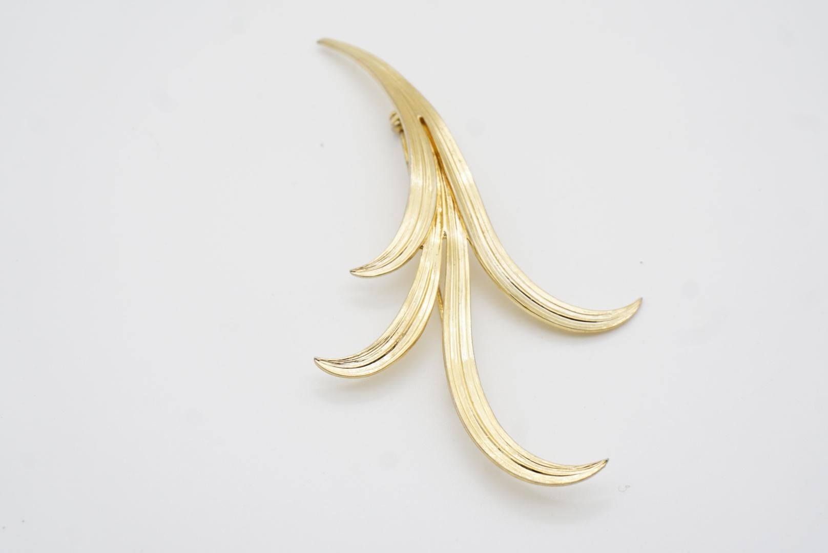 Christian Dior Grosse 1961 Vintage Extra Long Curled Leaf Flower Gold Brooch en vente 4