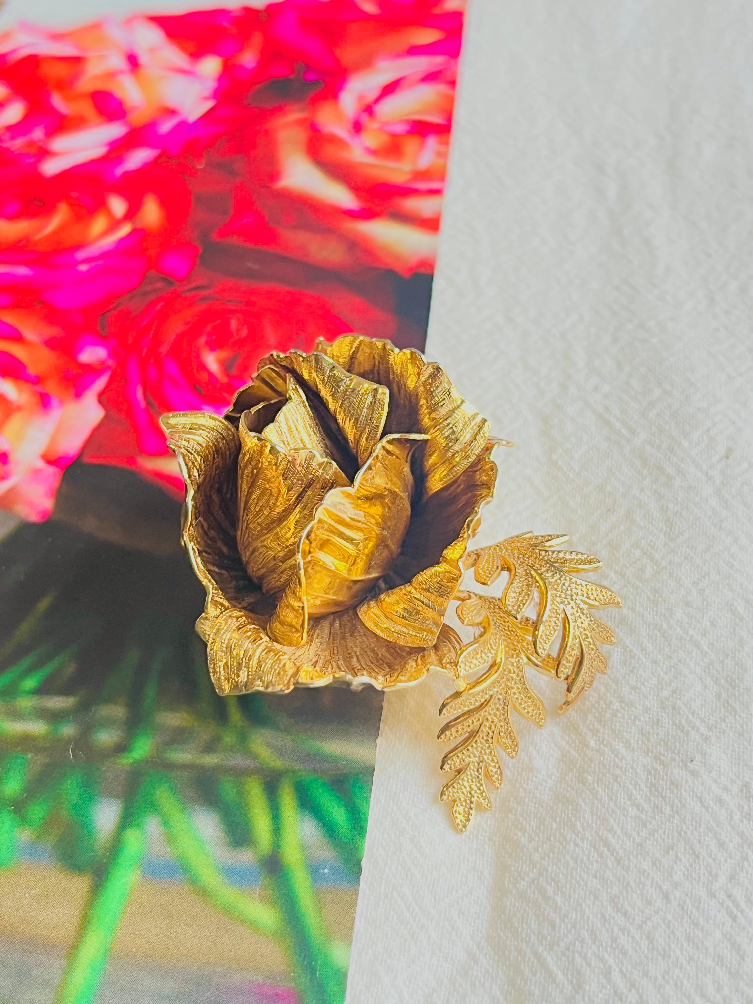 Christian Dior GROSSE 1961 Vintage Sculpted 3D Vivid Rose Blume Blatt Brosche, Gold-Ton

Sehr guter Zustand. Selten zu finden. 100% echt.

Ein Unikat. Diese stilisierte Brosche ist vergoldet.

Verschluss mit Sicherheitsnadel.

Größe: 6,0 cm x 4,5