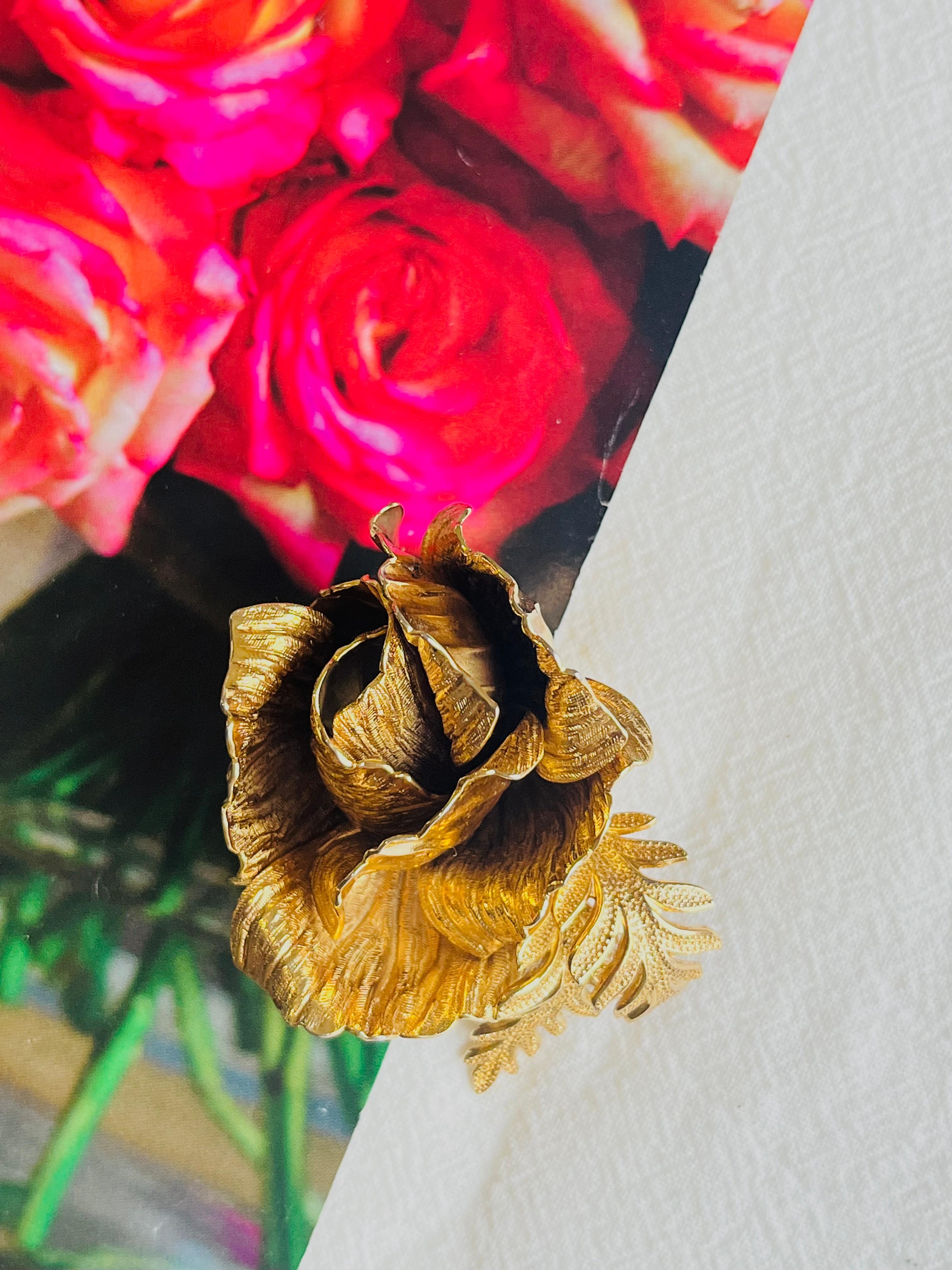 Christian Dior GROSSE 1961 Vintage Sculpted 3D Vivid Rose Flower Leaf Brooch (Tudor) im Angebot