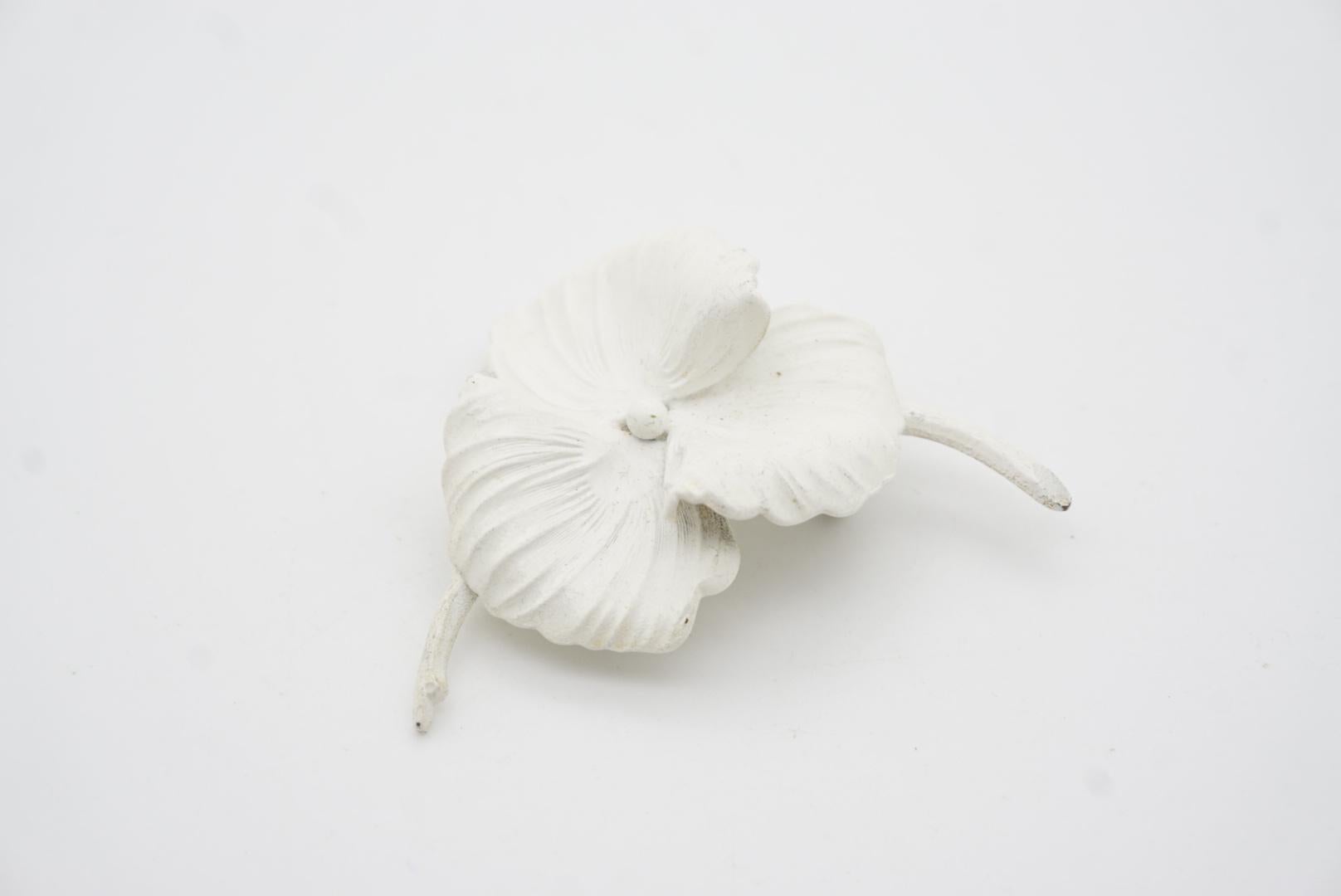 Christian Dior GROSSE 1961 Vintage Swirl White Trio Clover Flower Leaf Brooch For Sale 3