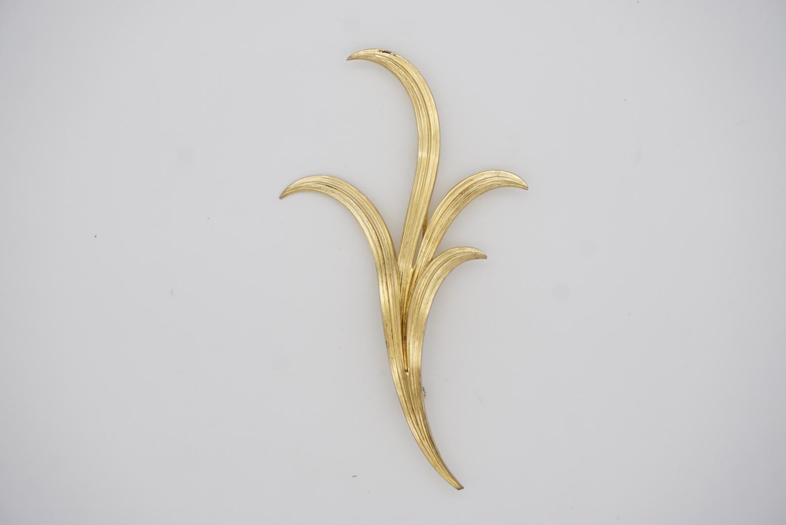 Women's or Men's Christian Dior GROSSE 1961 Vintage Textured Extra Long Flower Leaf Gold Brooch For Sale
