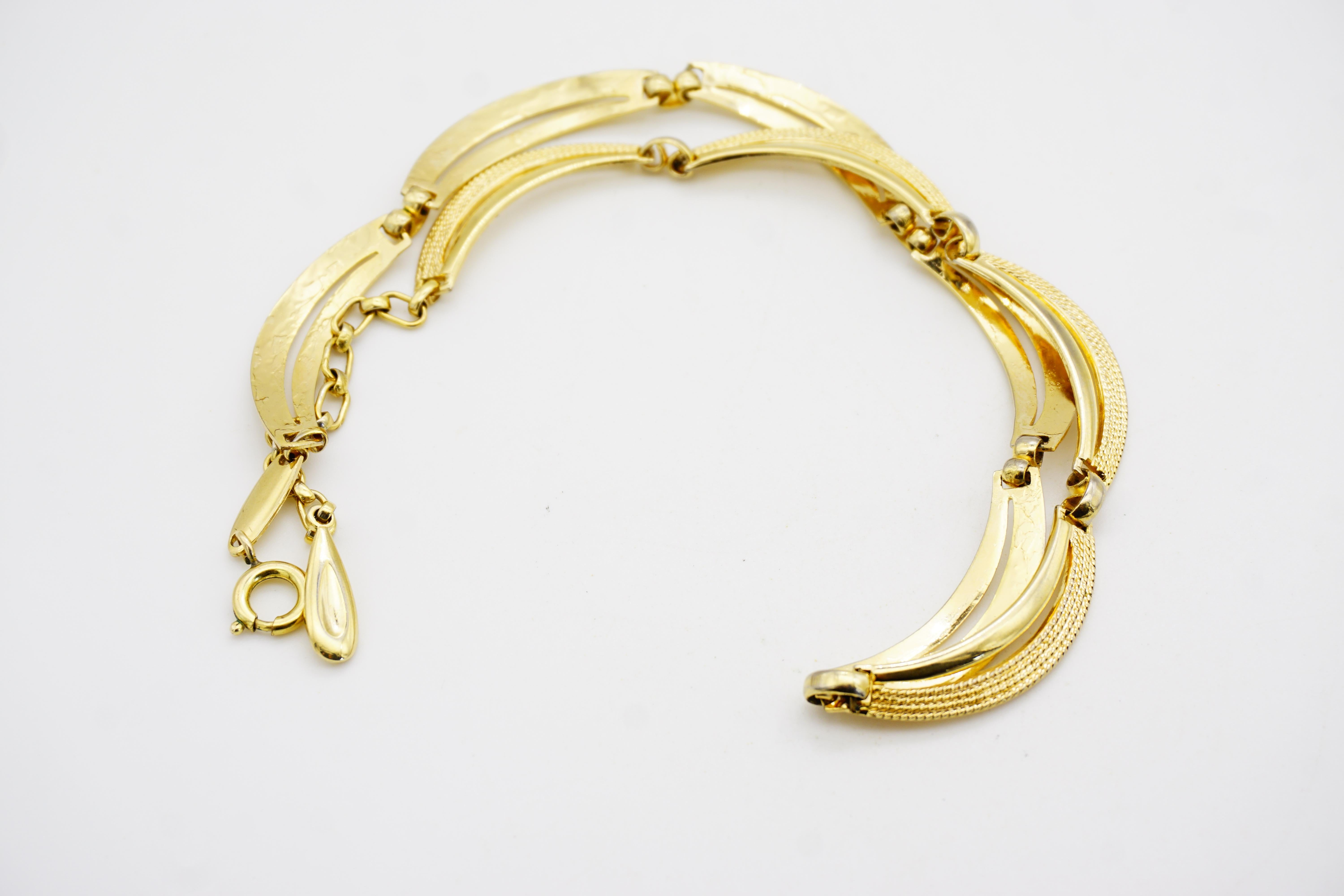 Christian Dior GROSSE 1961 Vintage Textured Glow Dots Curved Crescent Necklace en vente 8