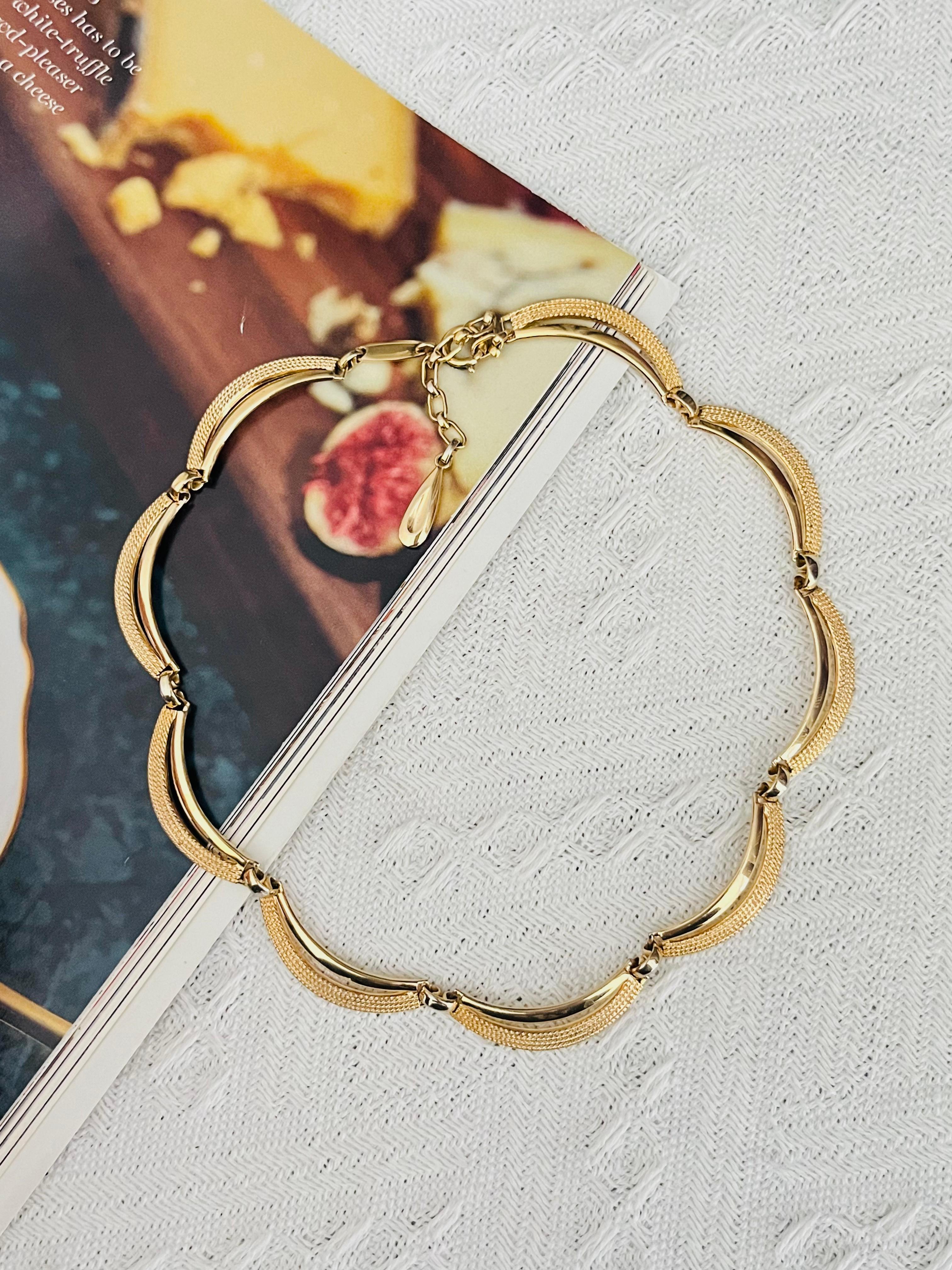 Christian Dior GROSSE 1961 Vintage Unisexe Textured Glow Dots Curved Crescent Openwork Chain Modernist Collar Choker Necklace, Gold Plated

Très bon état. 100% authentique. 

Rare à trouver. Signé au dos.

MATERIAL : Métal doré.

Taille : 34*0,8 cm.