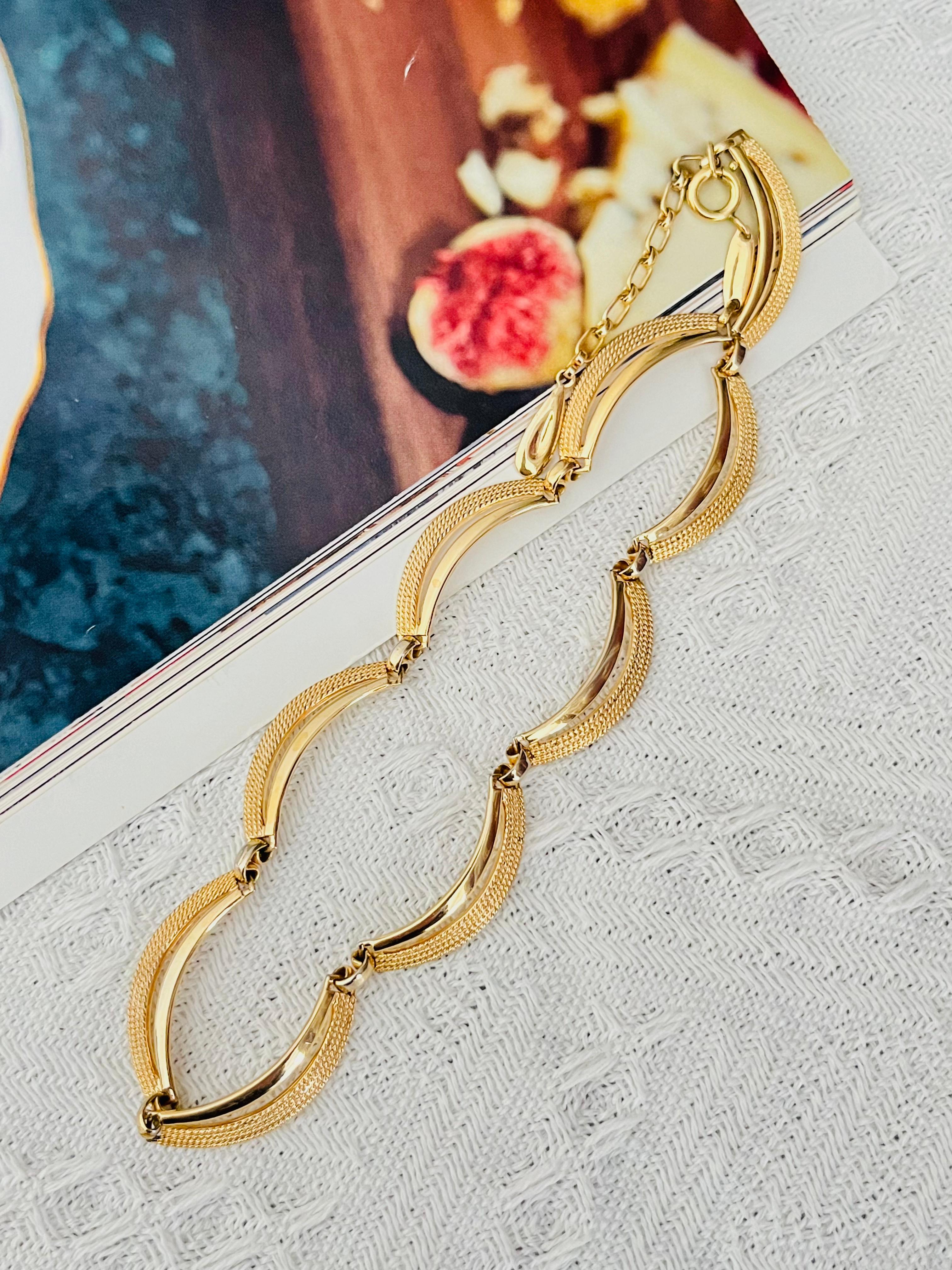 Art déco Christian Dior GROSSE 1961 Vintage Textured Glow Dots Curved Crescent Necklace en vente